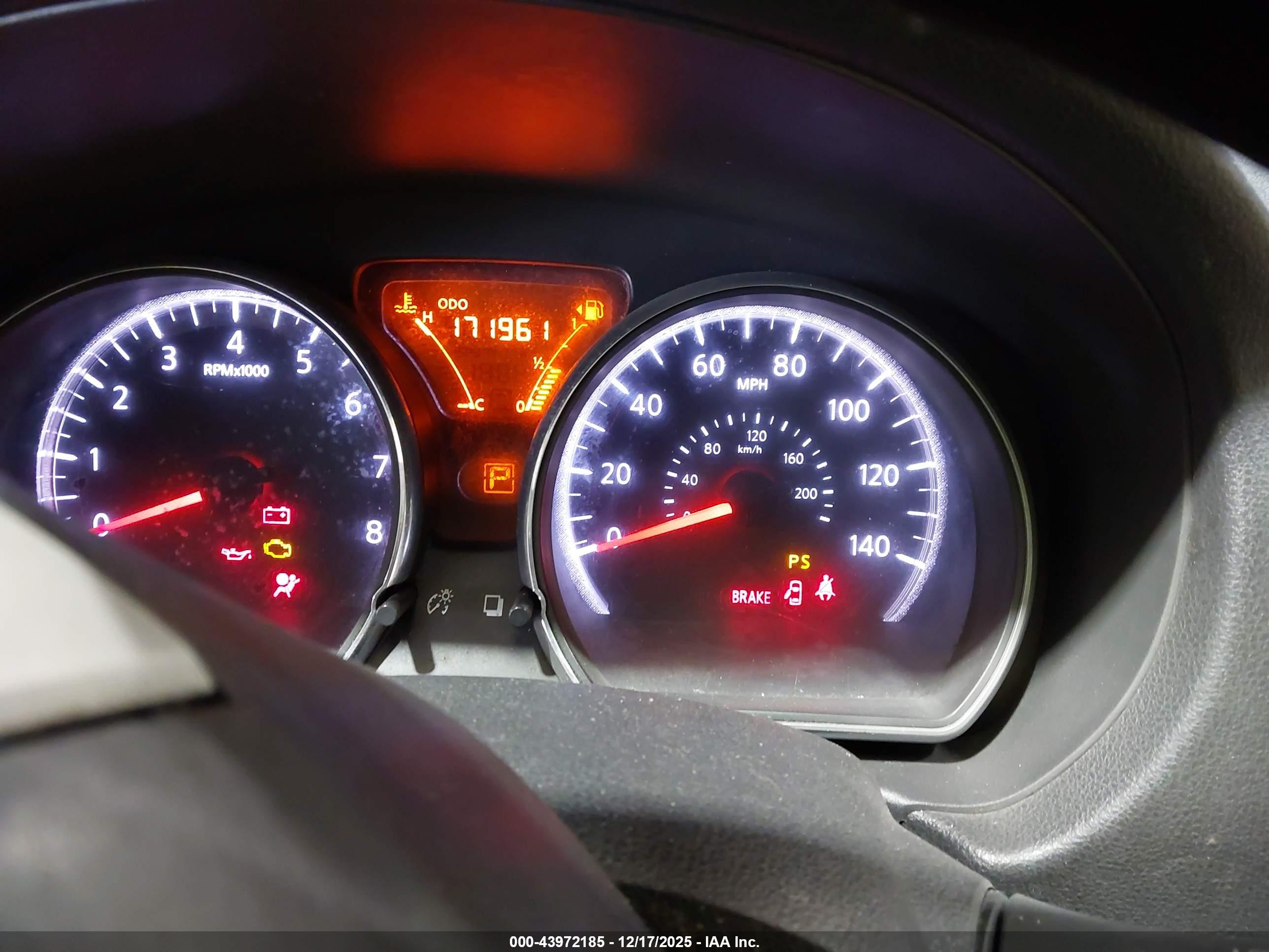 NISSAN VERSA image 7