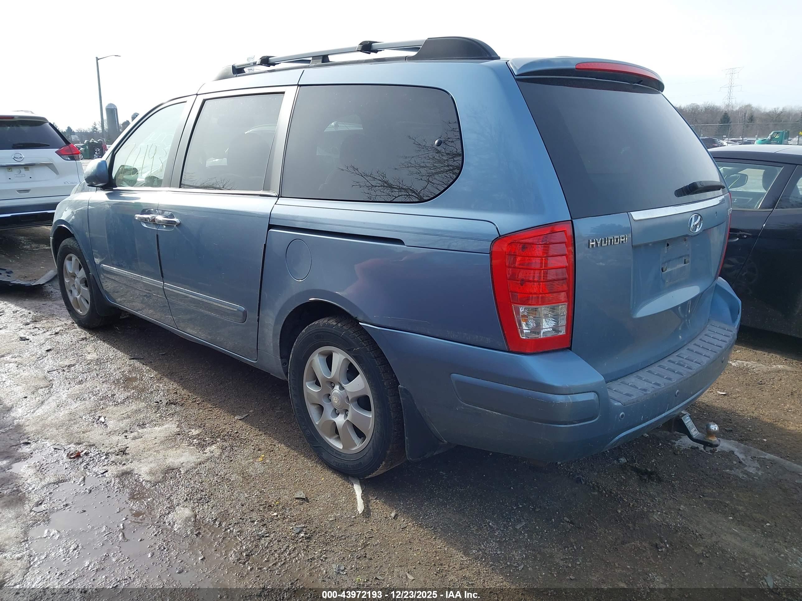 HYUNDAI ENTOURAGE image 3