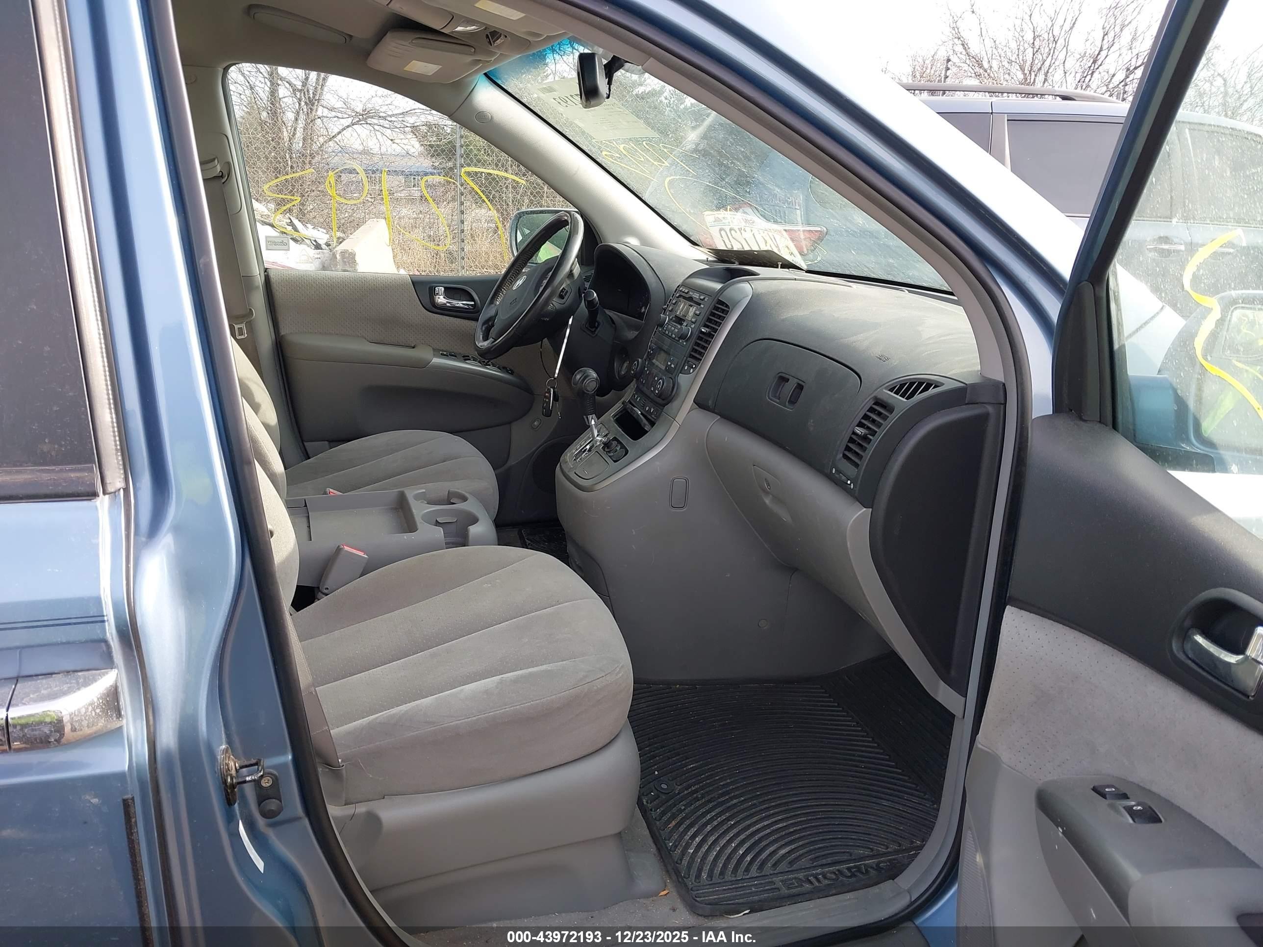 HYUNDAI ENTOURAGE image 5