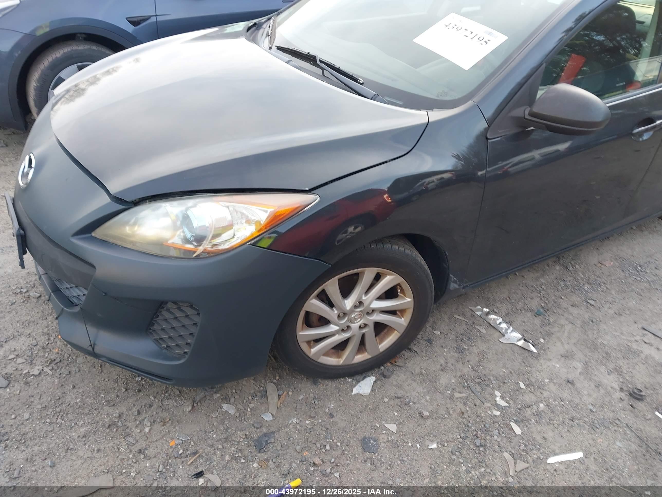 MAZDA MAZDA3 image 2