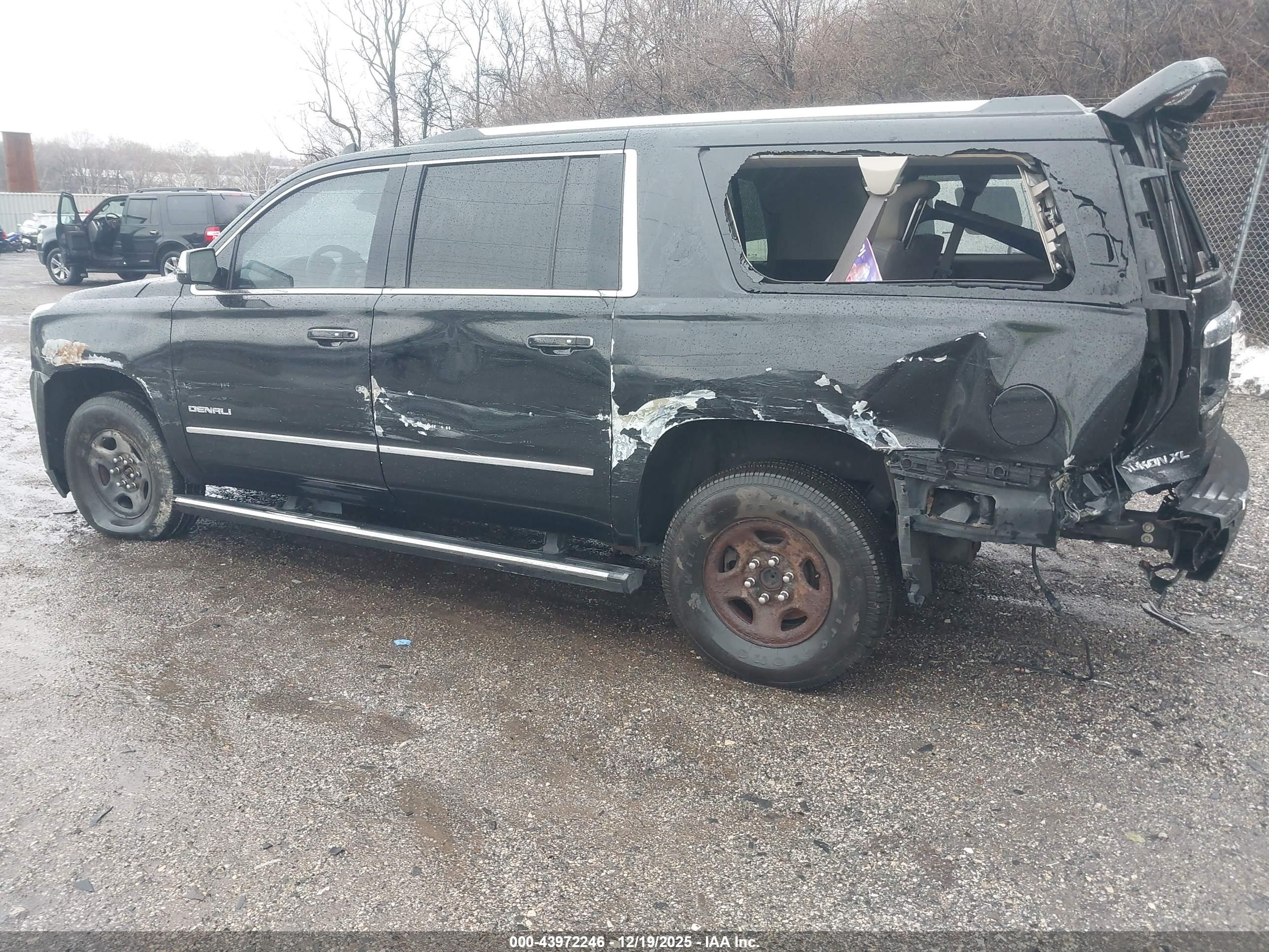 GMC YUKON image 3