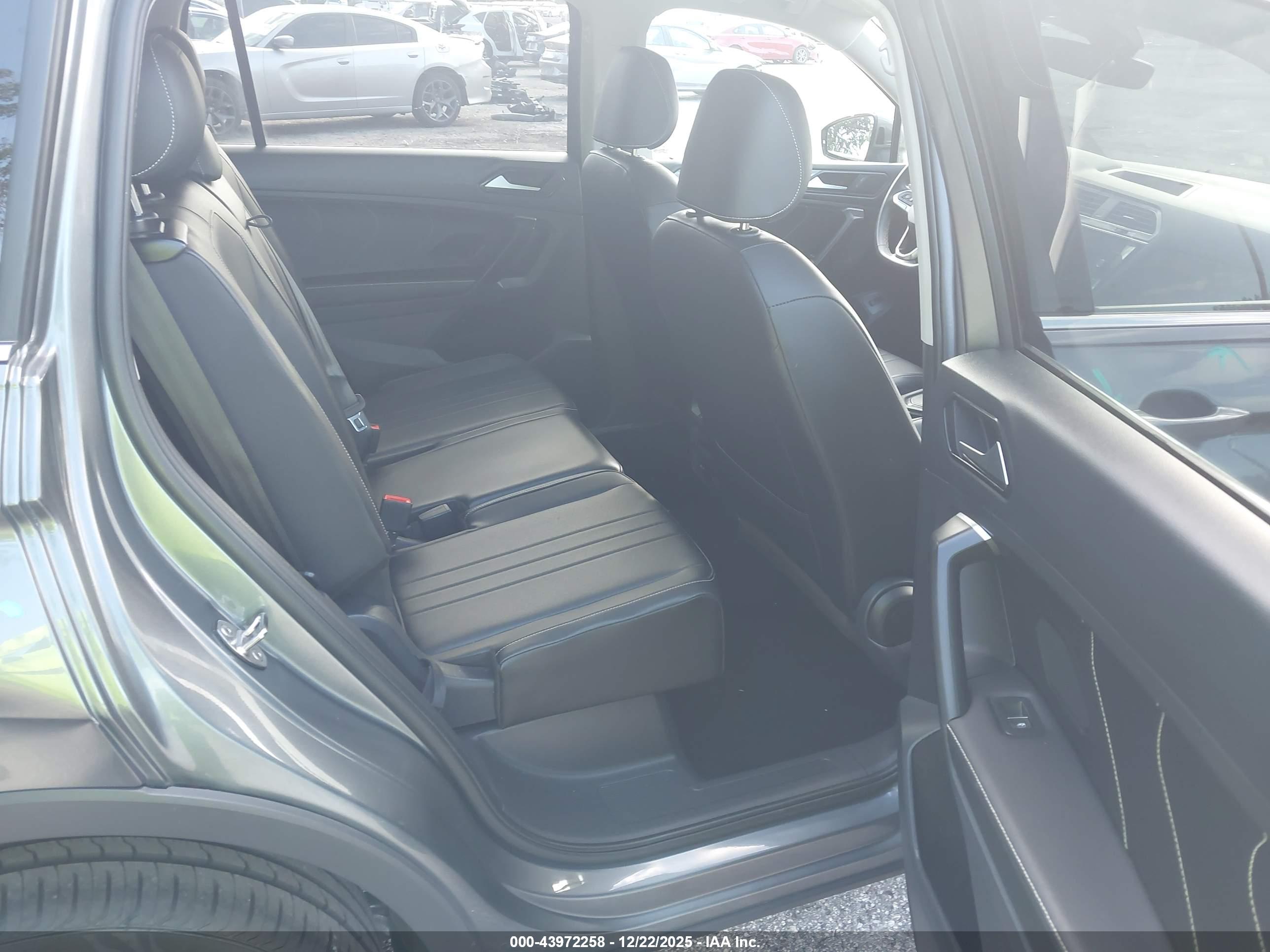 VOLKSWAGEN TIGUAN image 8