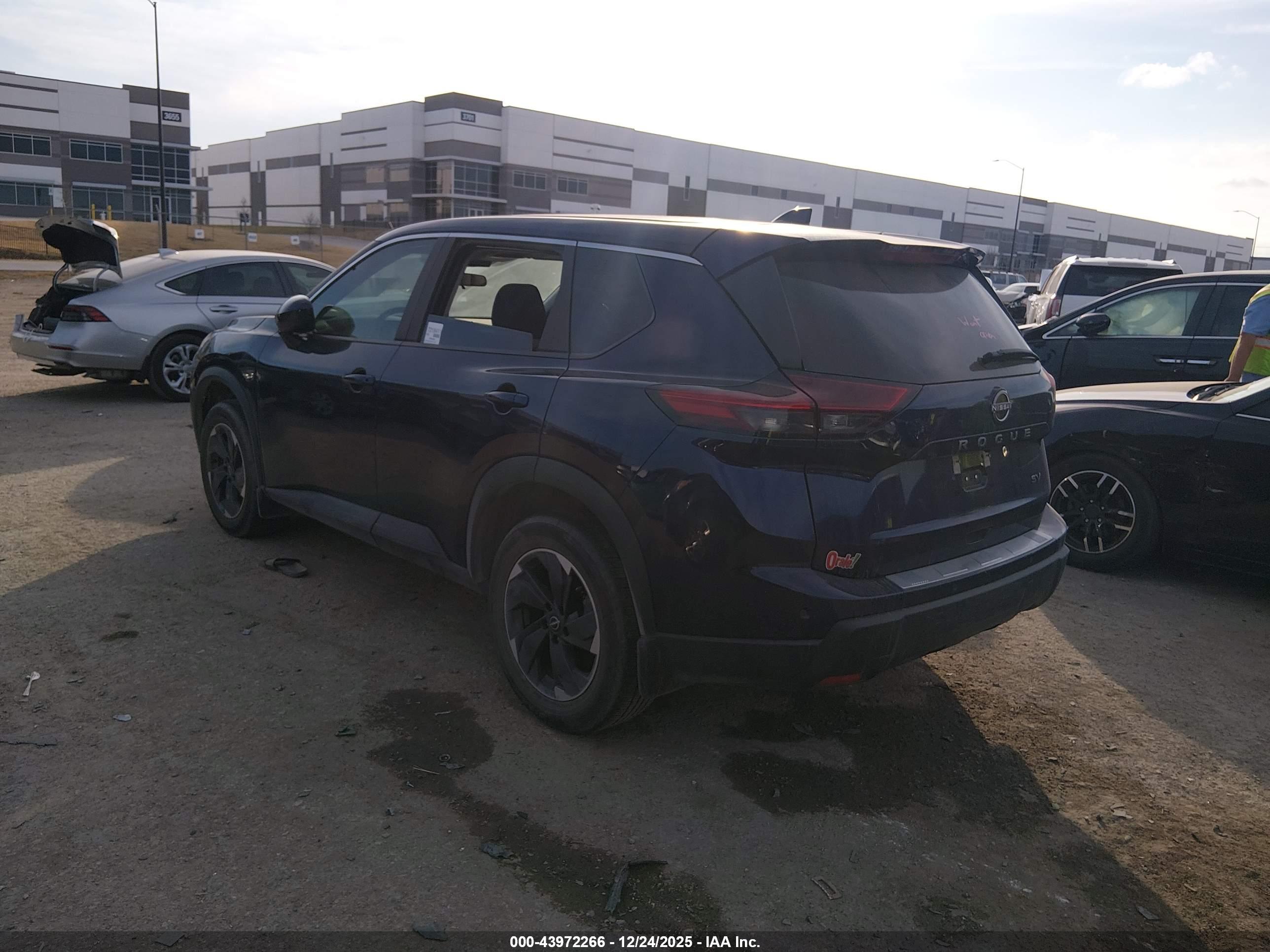 NISSAN ROGUE image 3