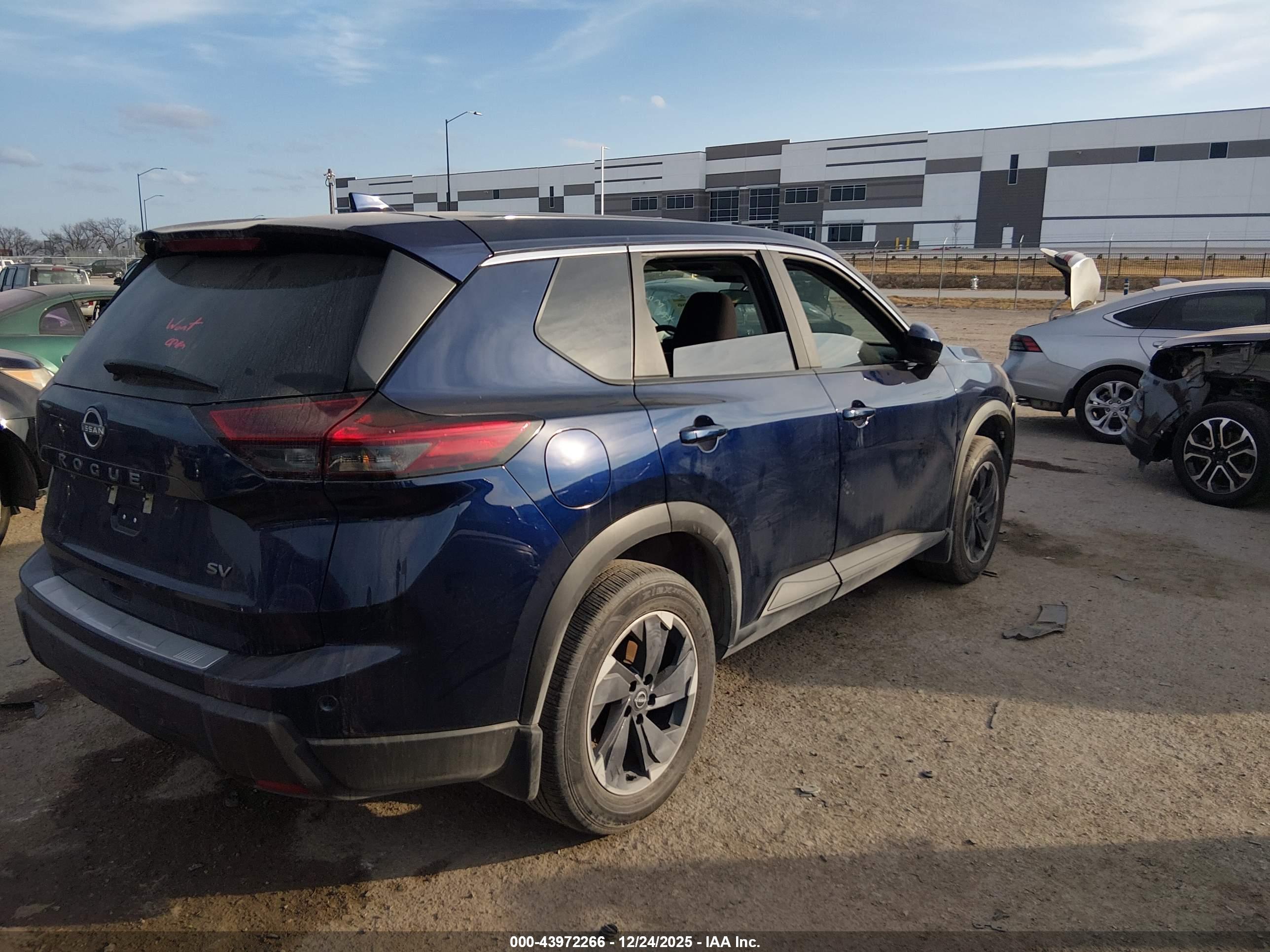 NISSAN ROGUE image 4