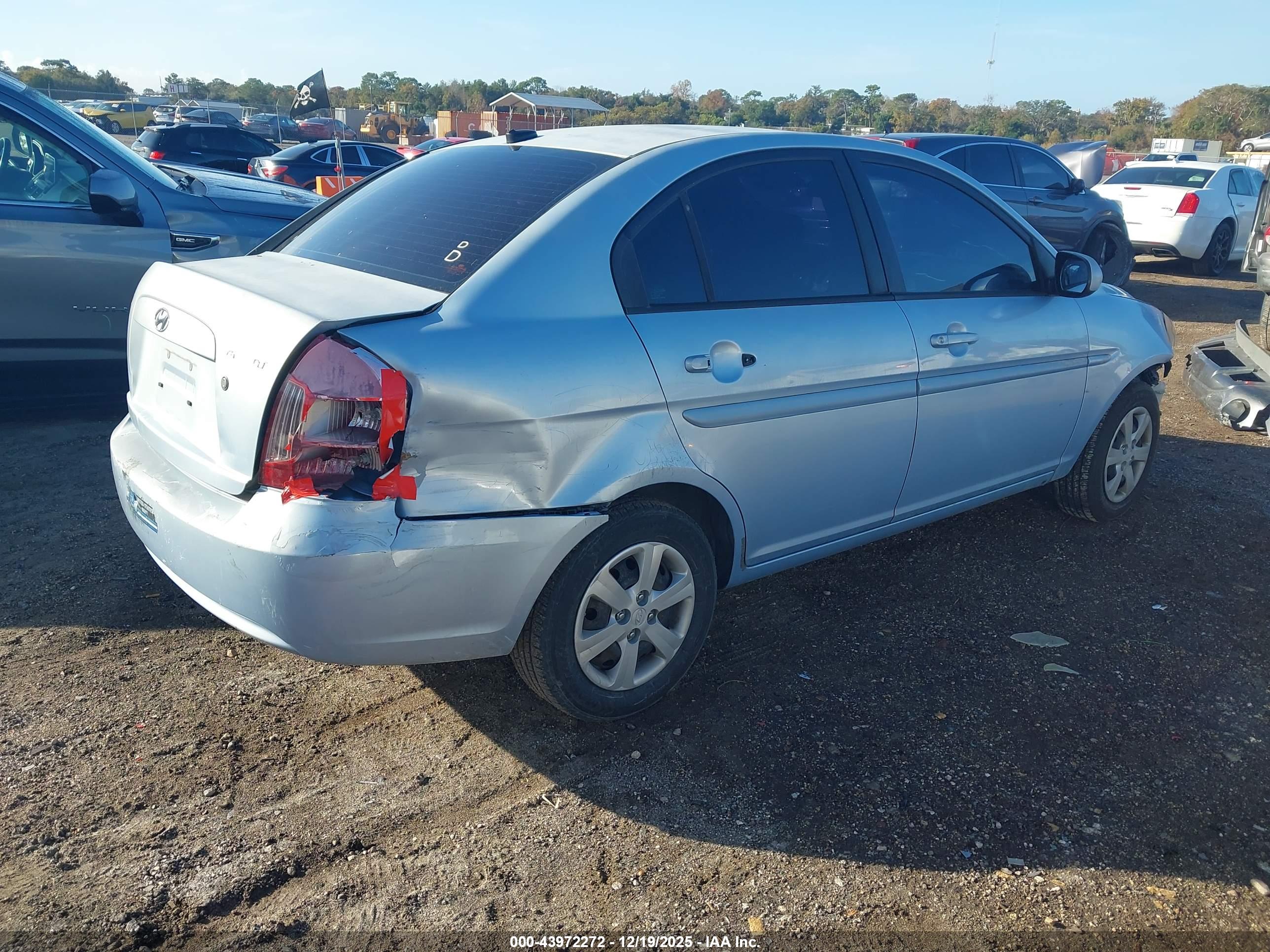 HYUNDAI ACCENT image 4