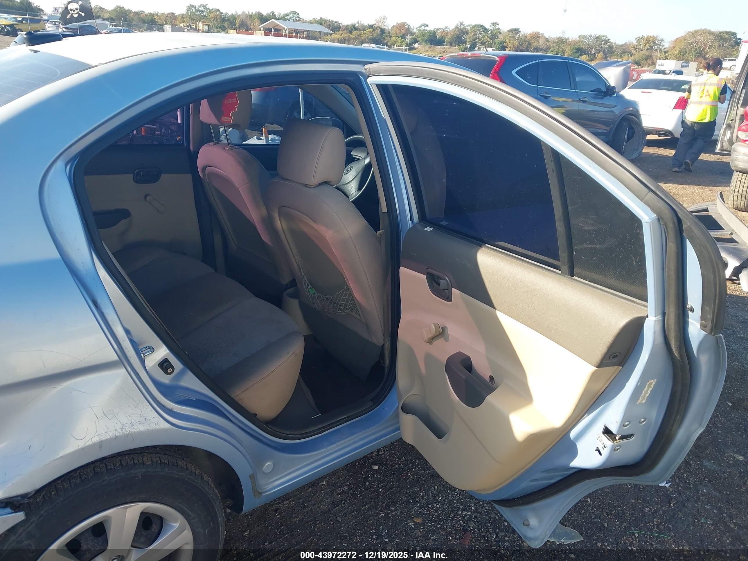 HYUNDAI ACCENT image 8