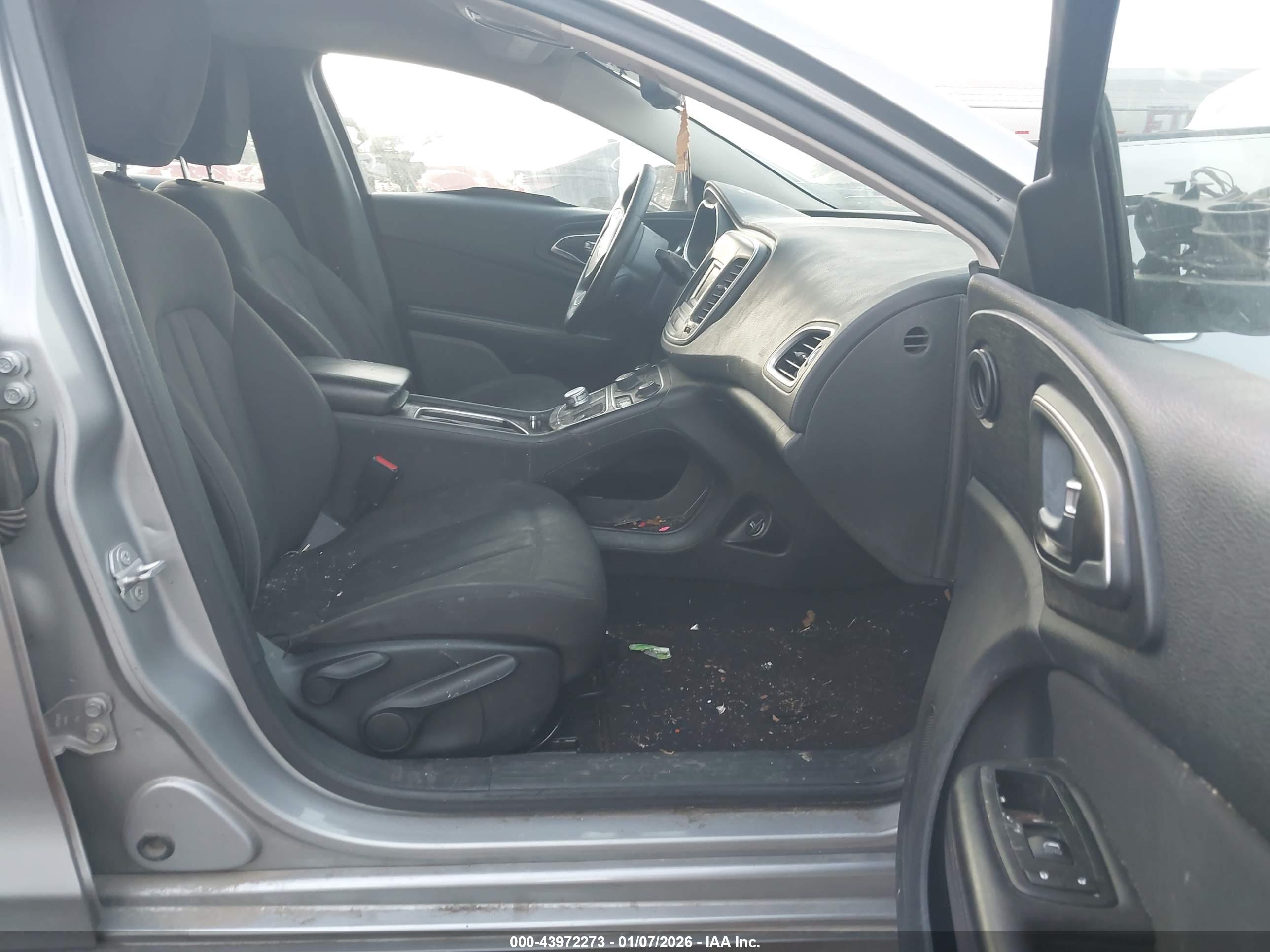 CHRYSLER 200 image 5