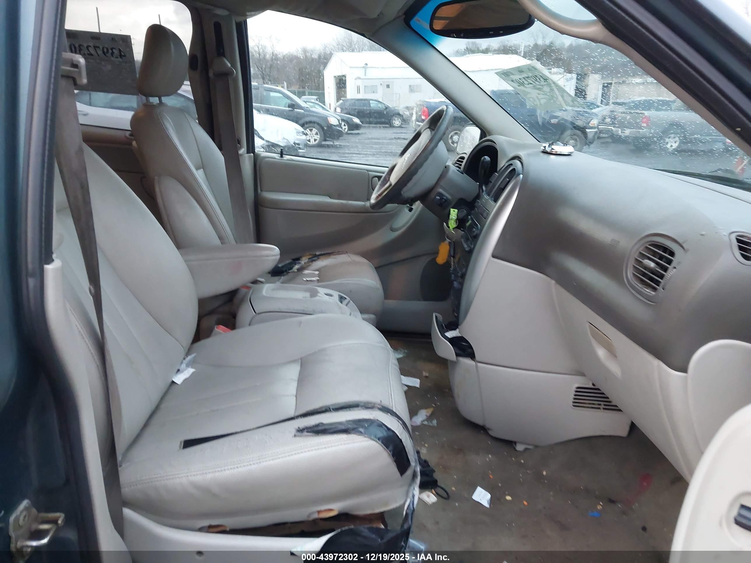 CHRYSLER TOWN image 5