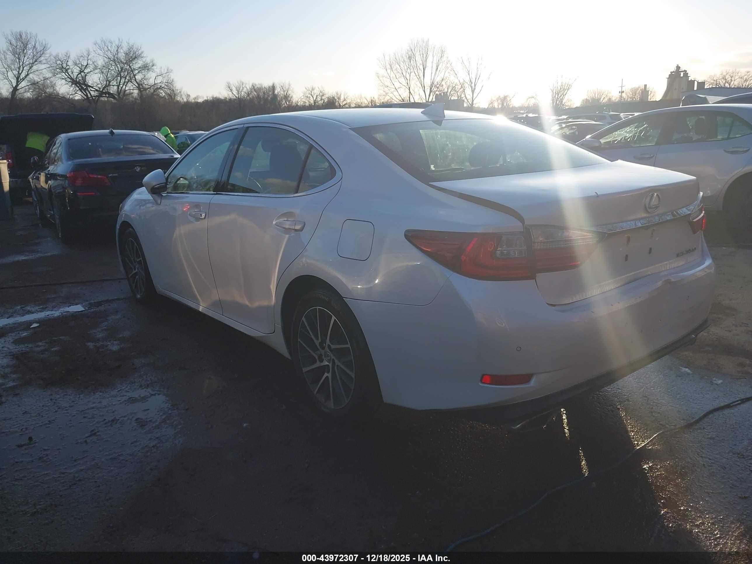 LEXUS ES image 3