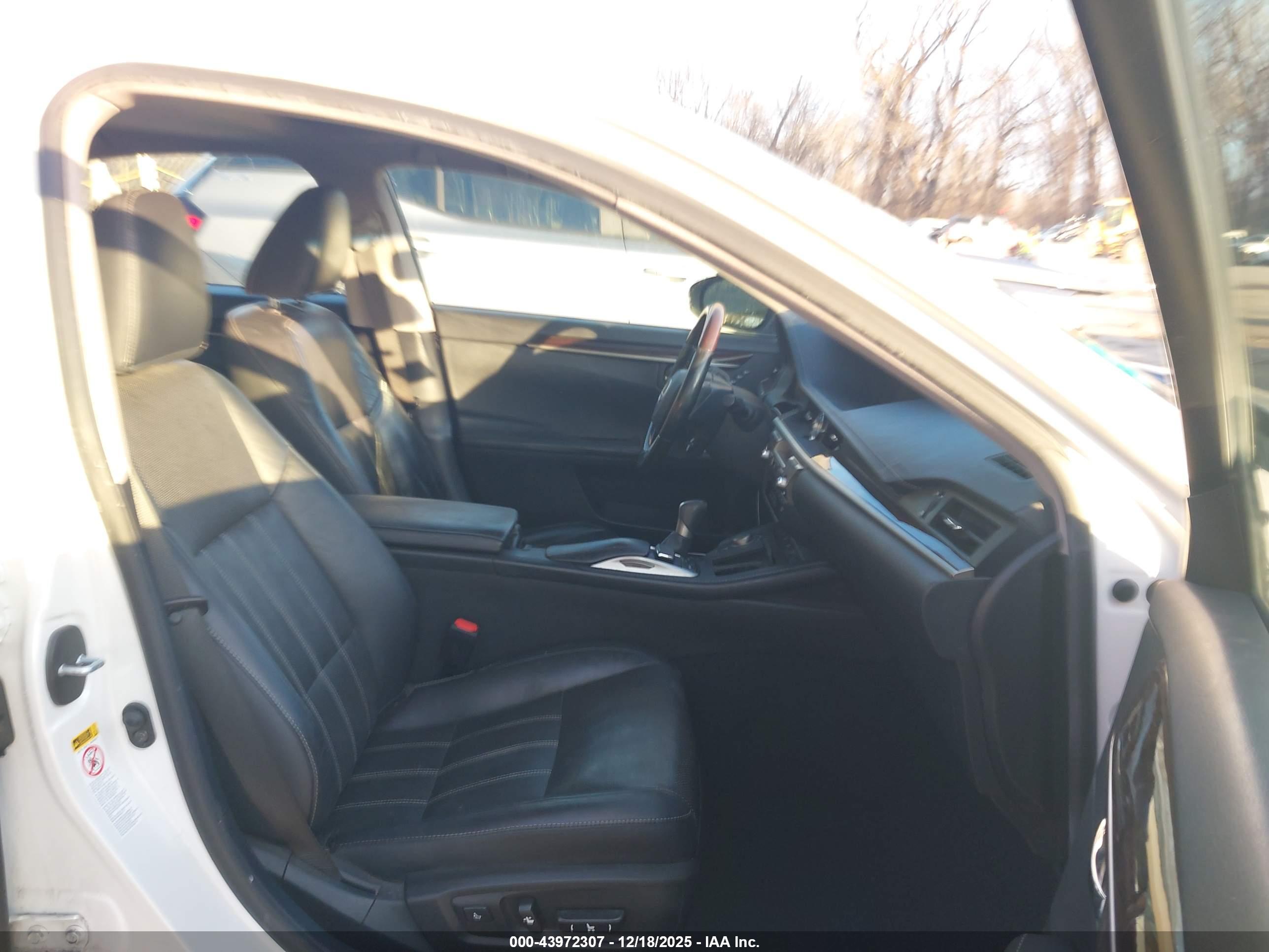 LEXUS ES image 5