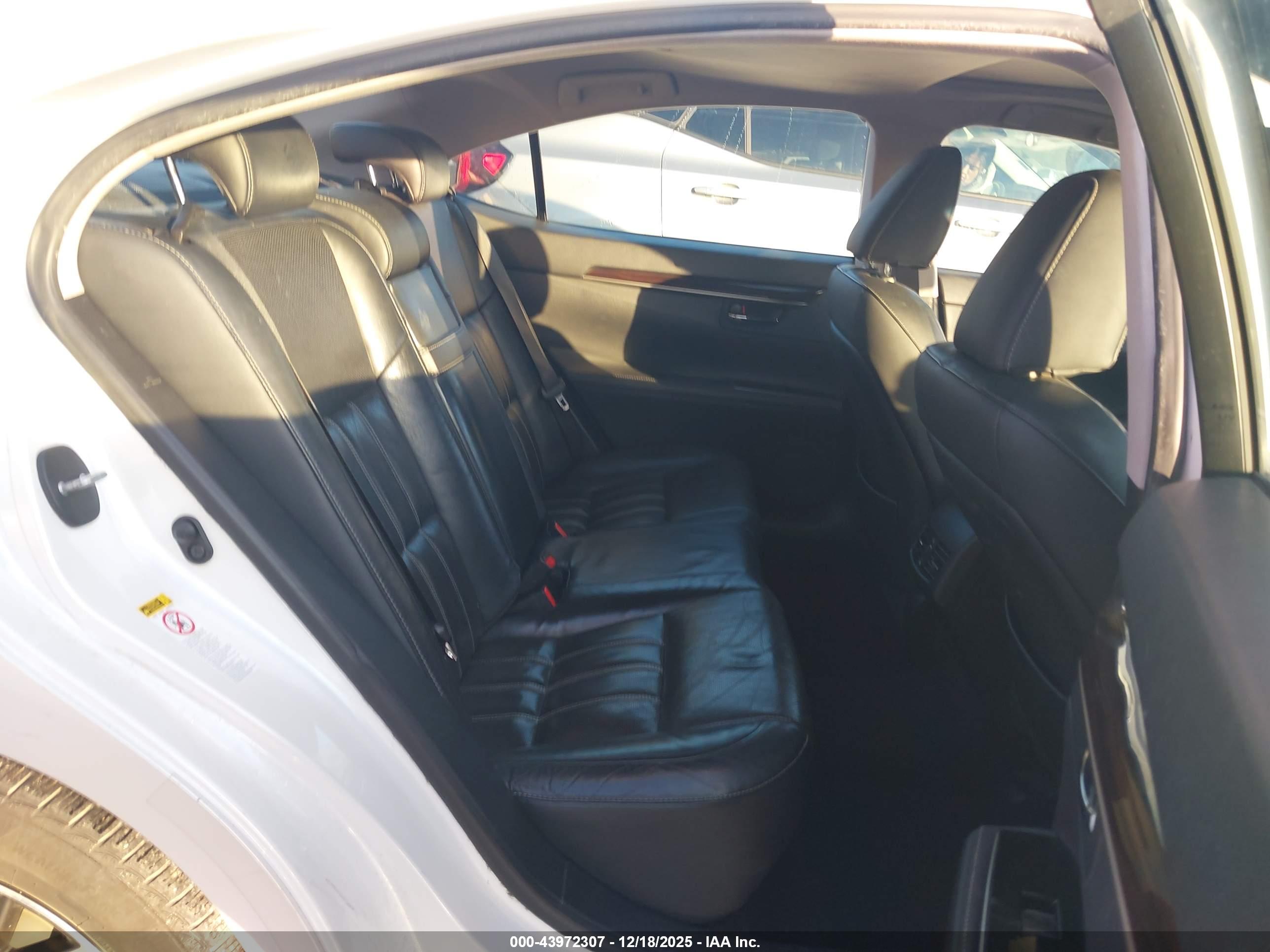 LEXUS ES image 8