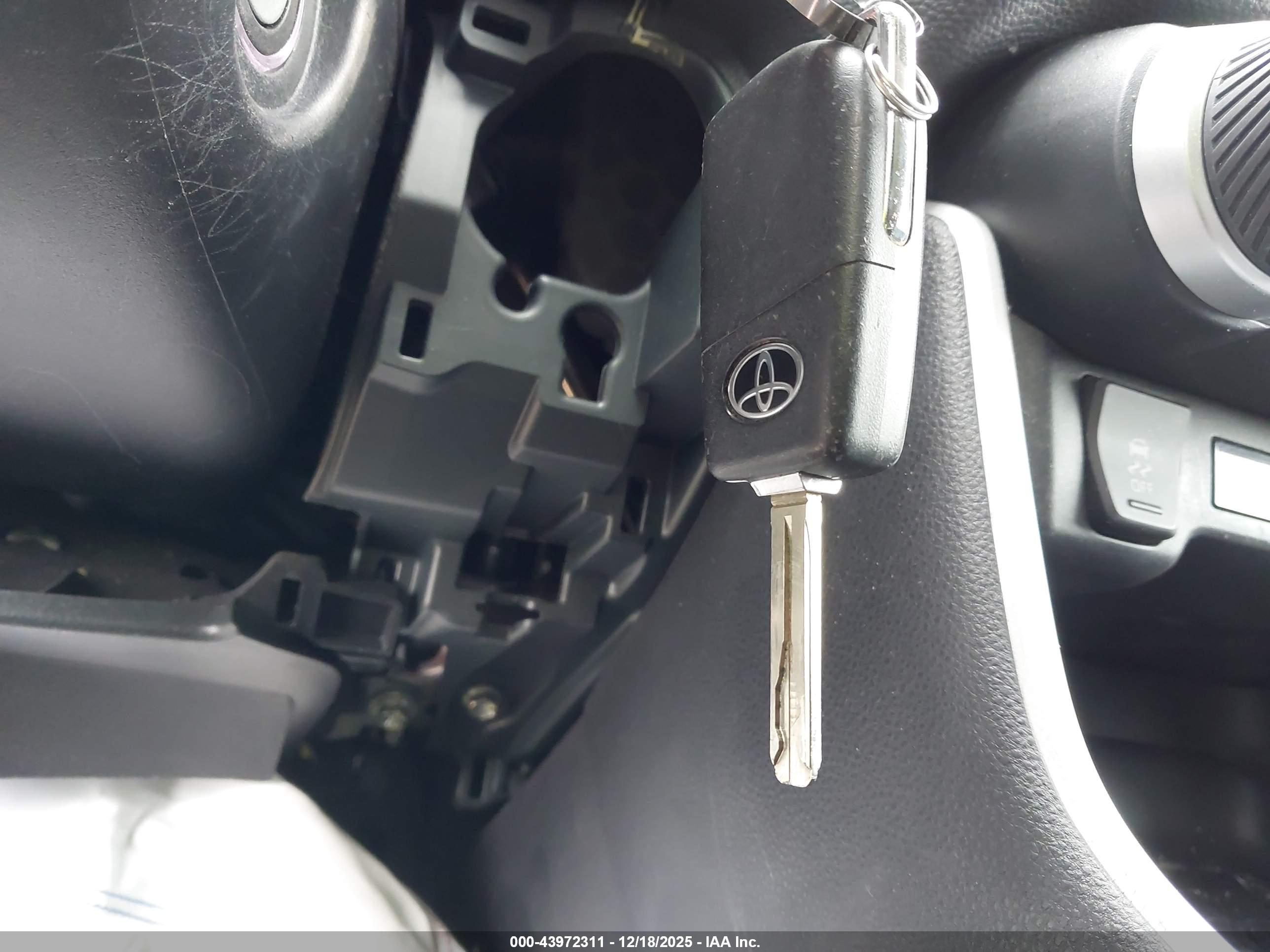 TOYOTA RAV4 image 11