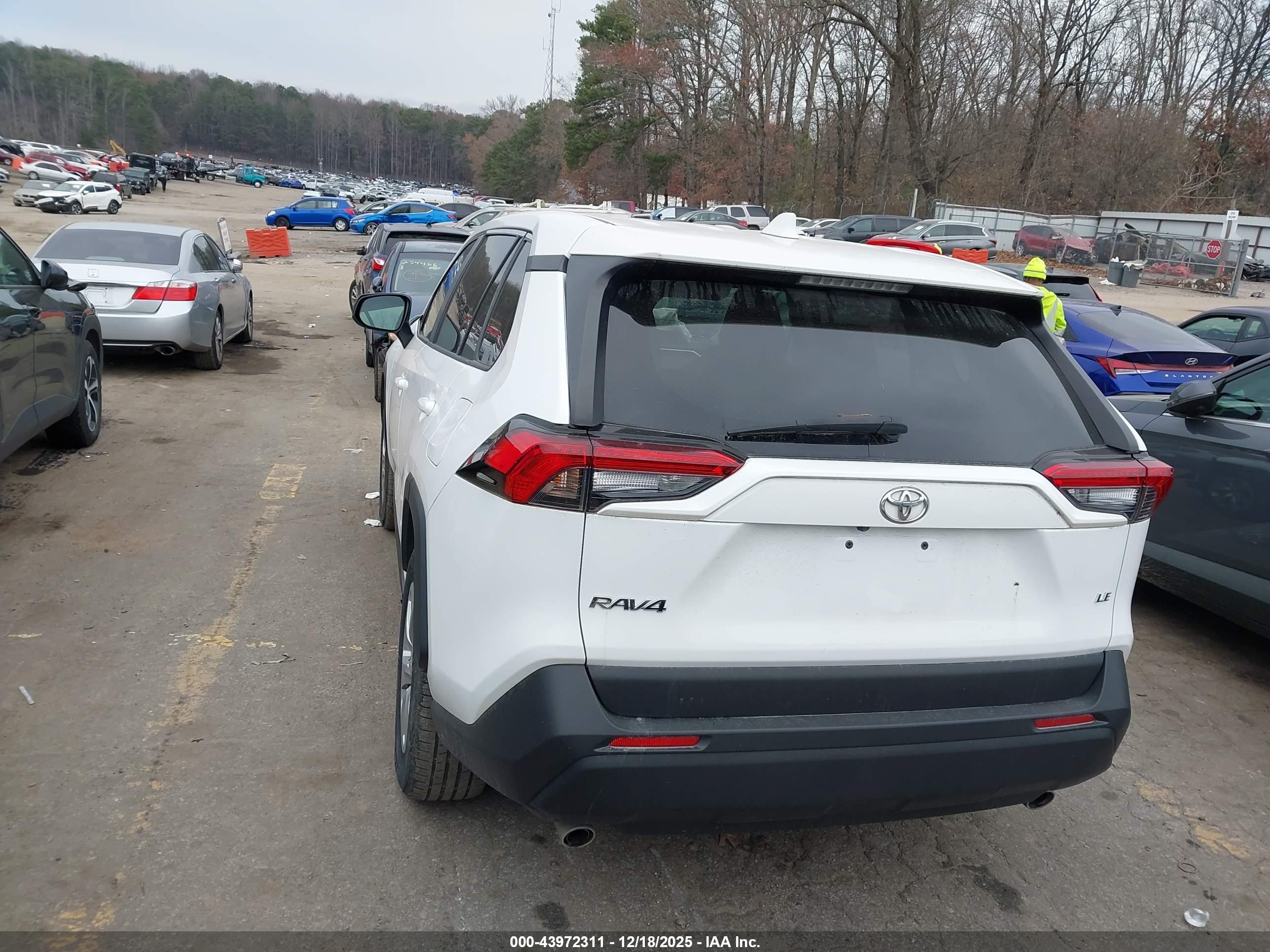 TOYOTA RAV4 image 3