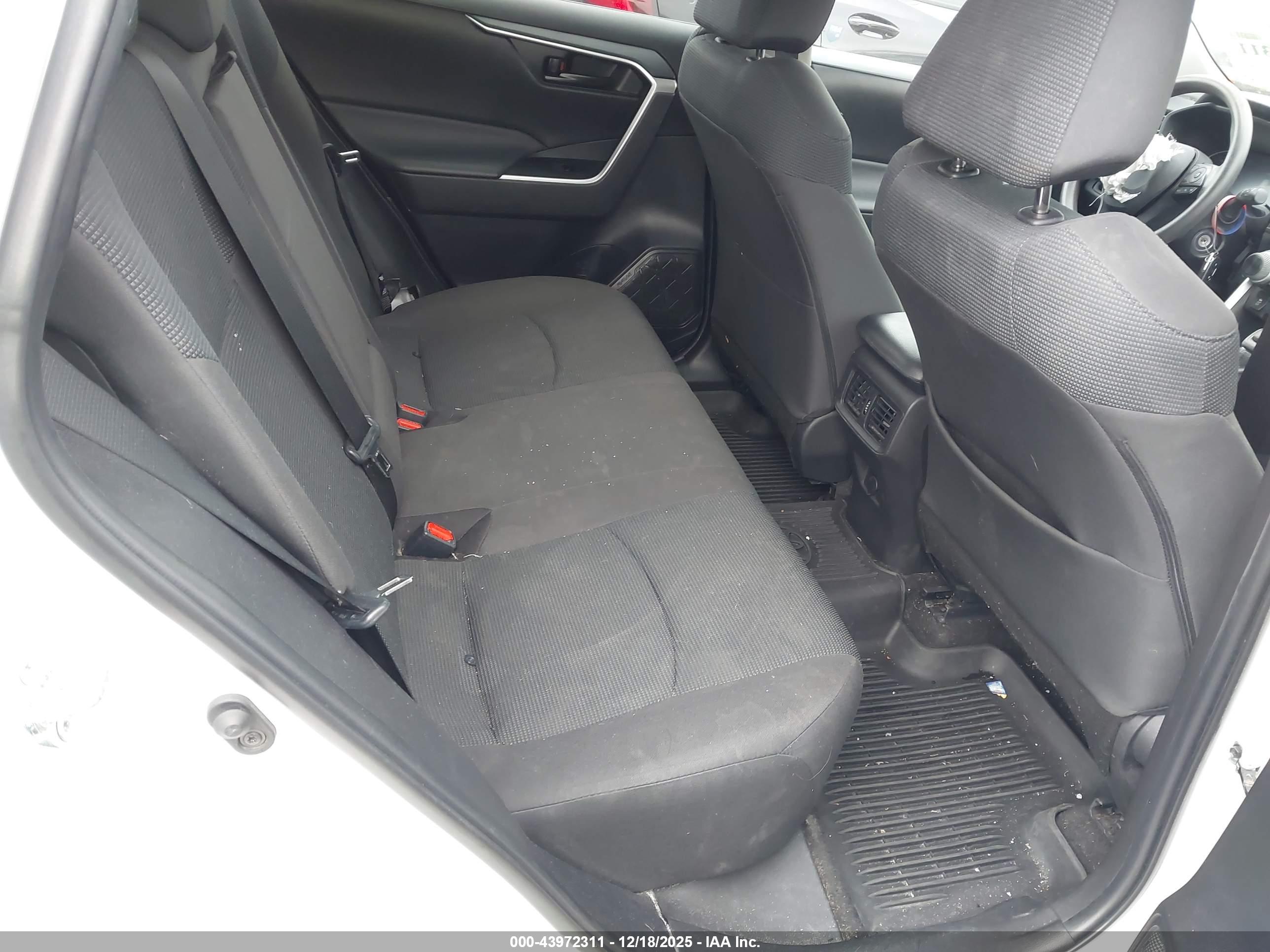 TOYOTA RAV4 image 8