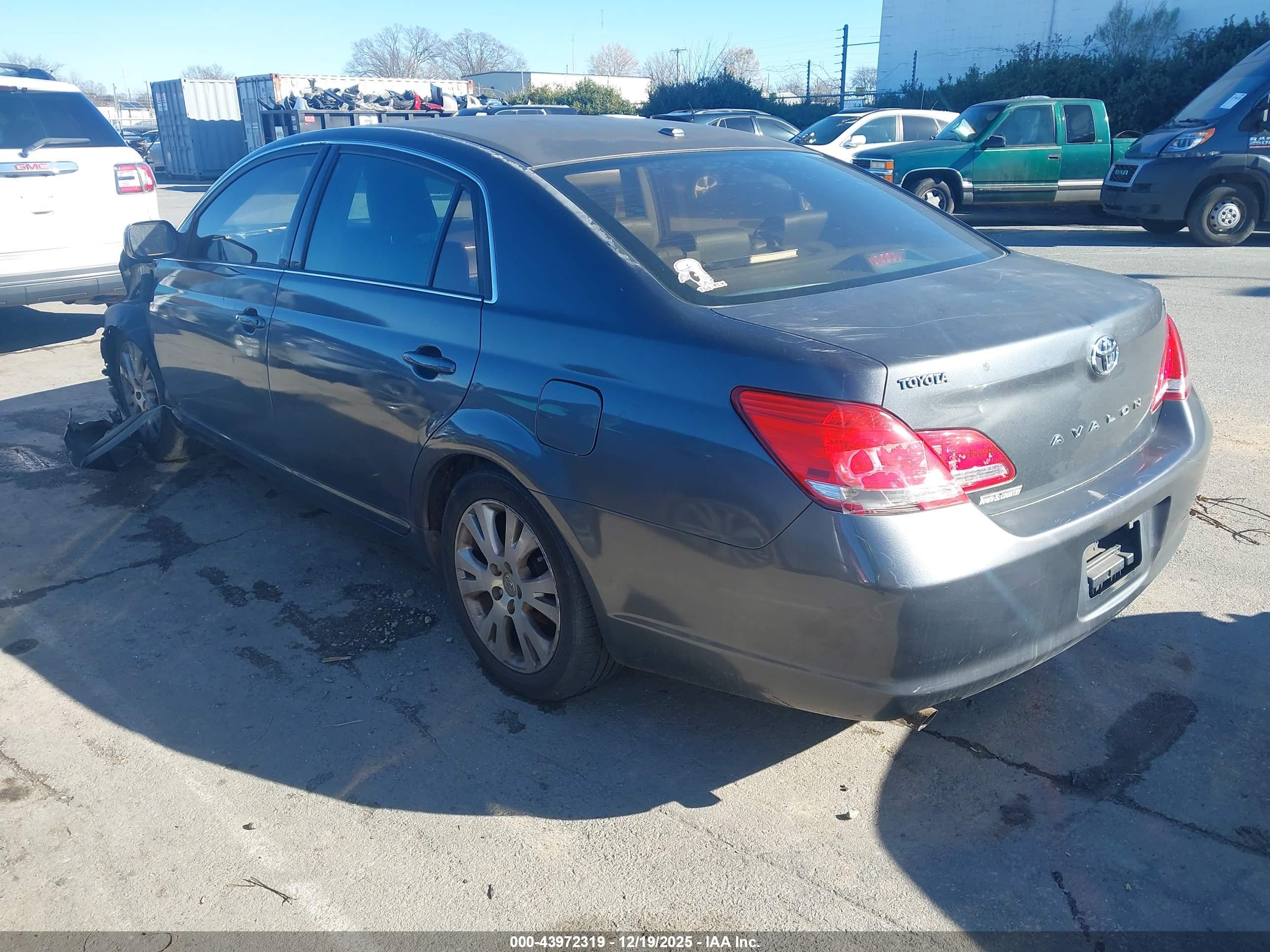 TOYOTA AVALON image 3