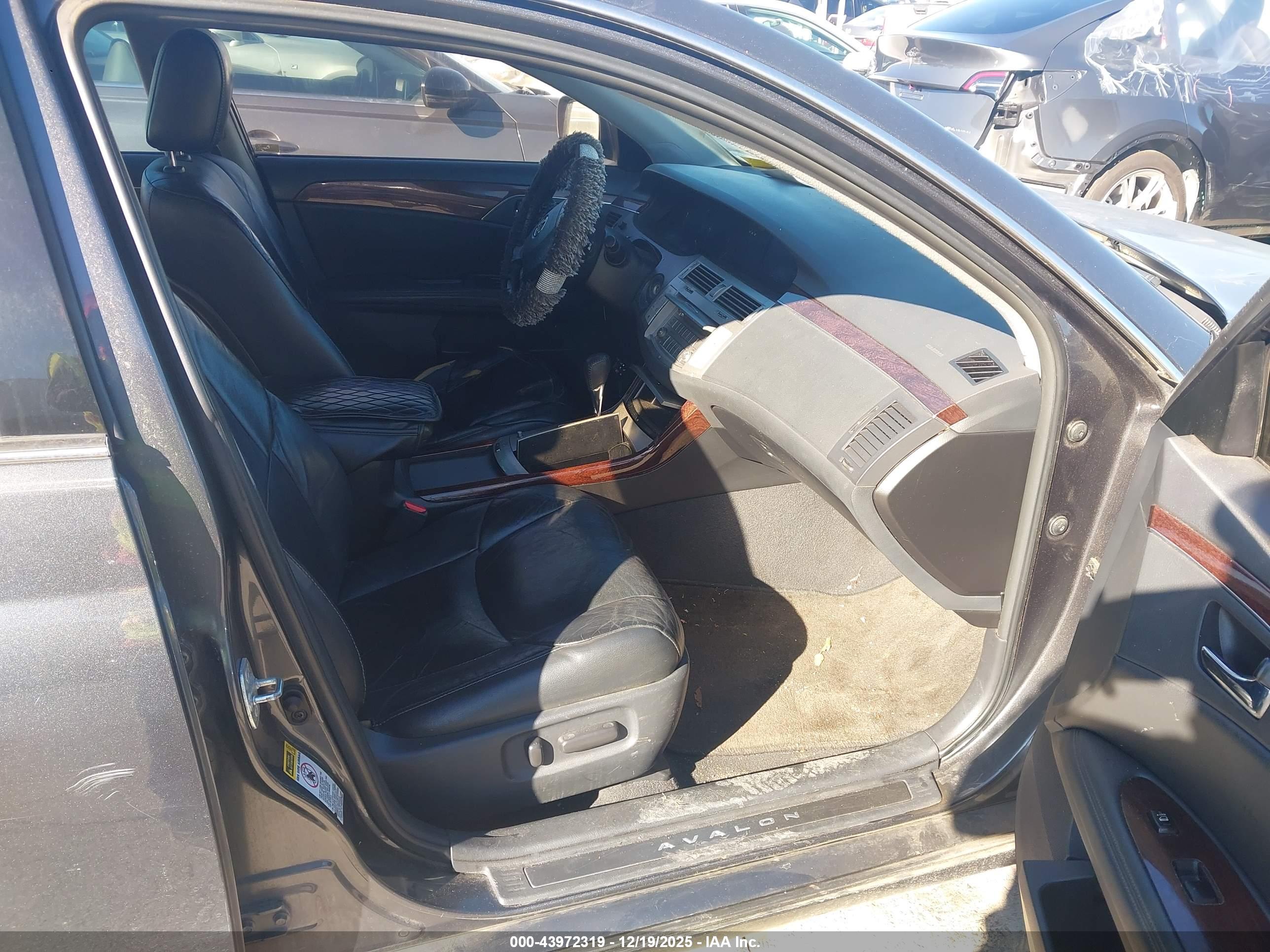 TOYOTA AVALON image 5