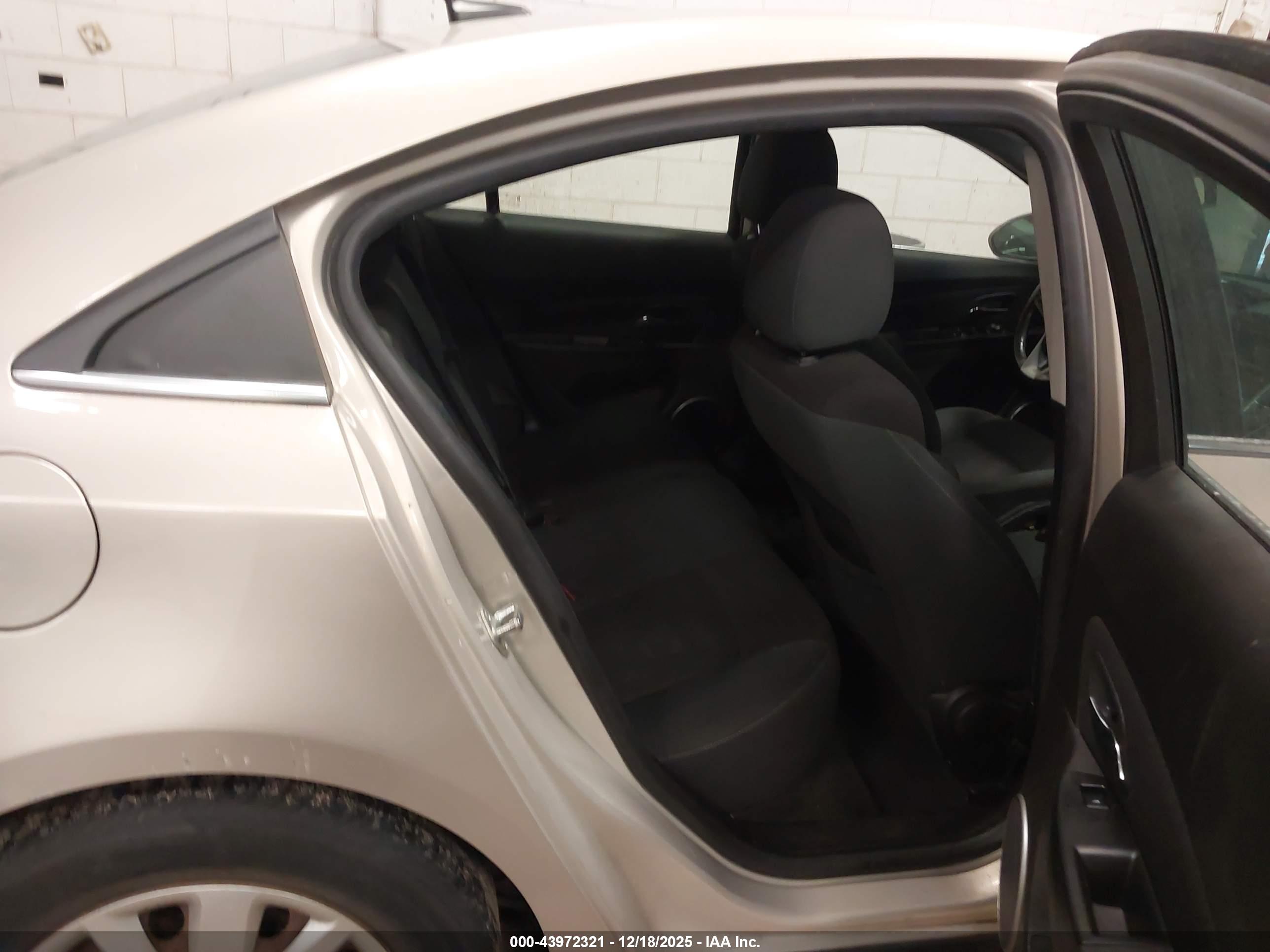 CHEVROLET CRUZE image 8
