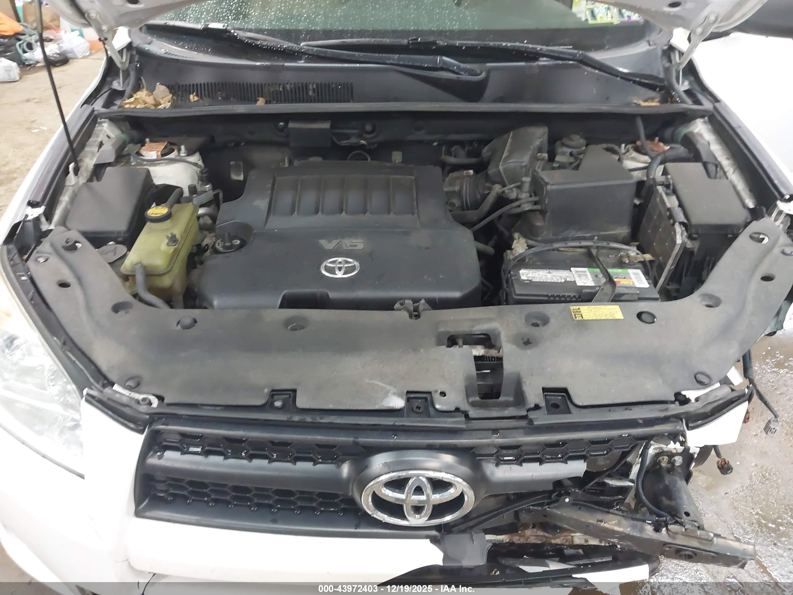TOYOTA RAV4 image 10