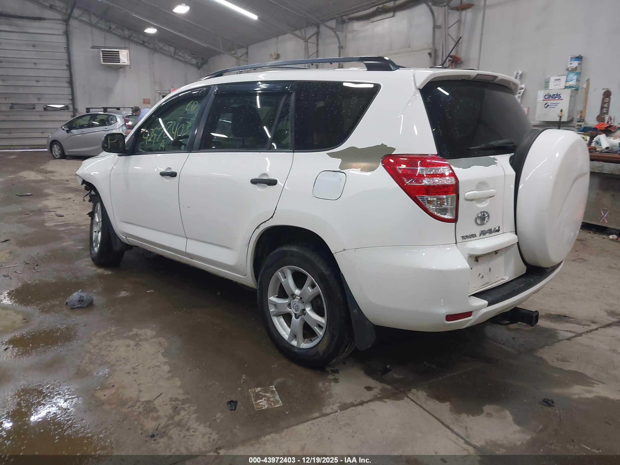 TOYOTA RAV4 image 3