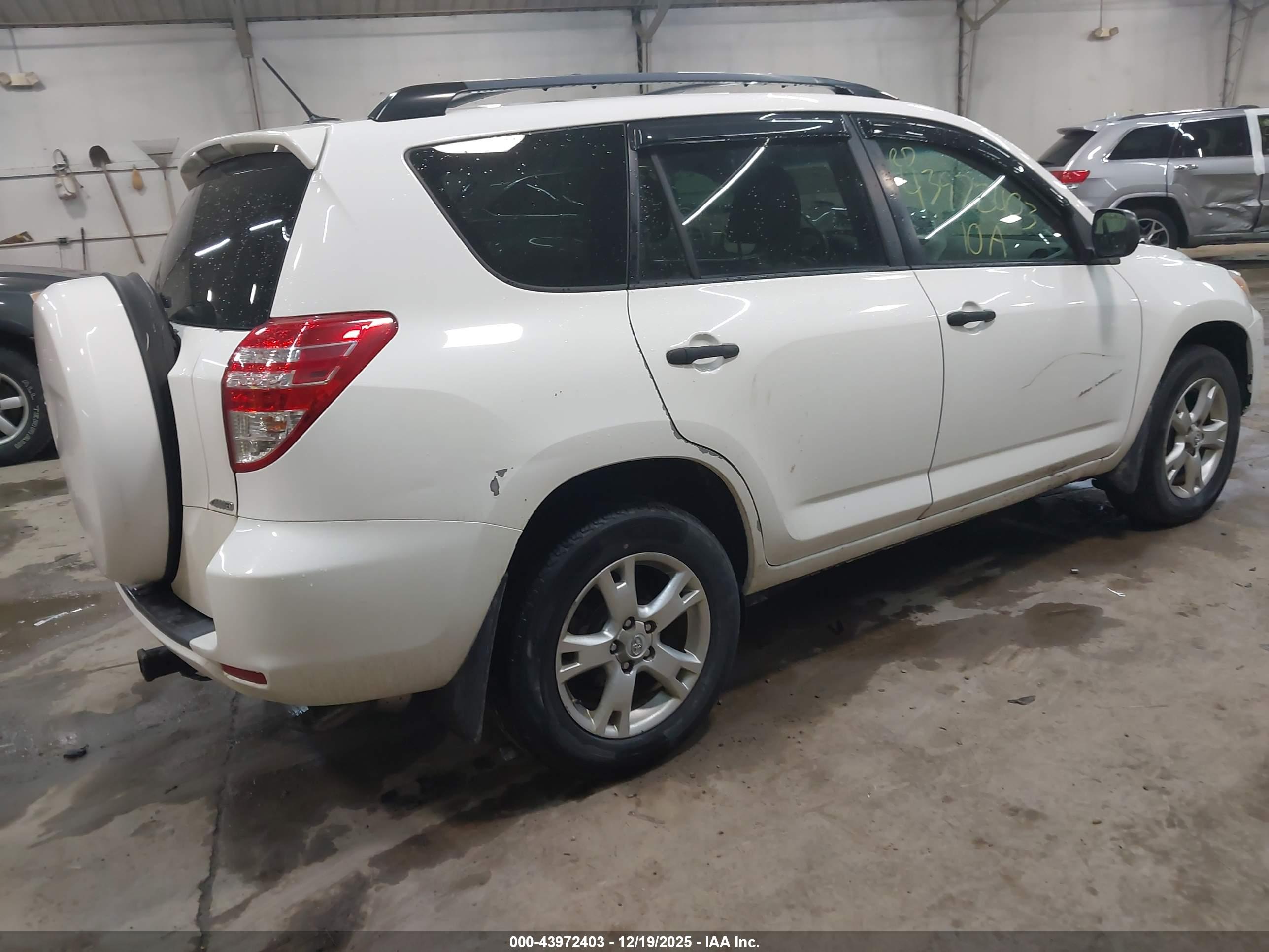 TOYOTA RAV4 image 4