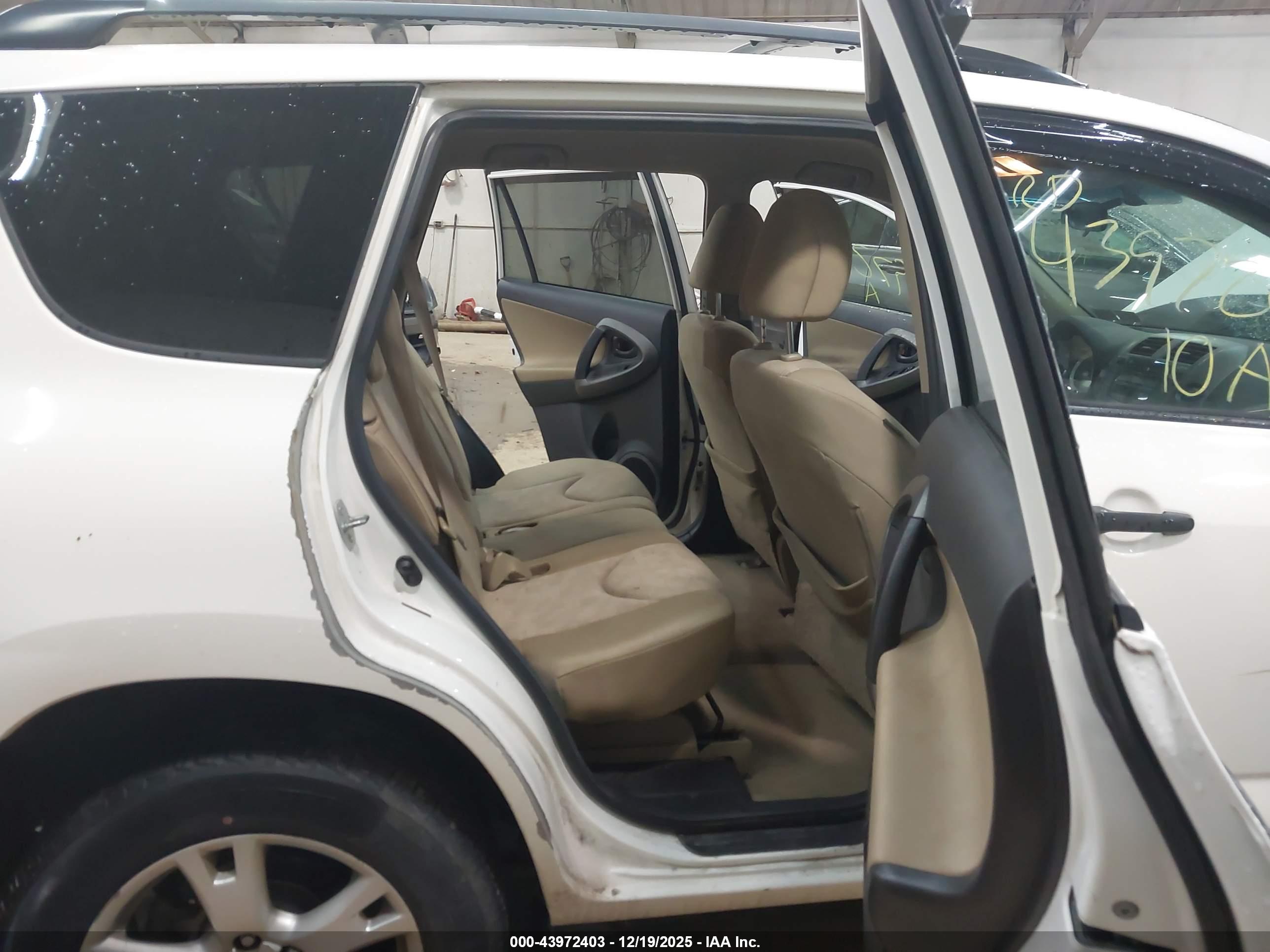 TOYOTA RAV4 image 8