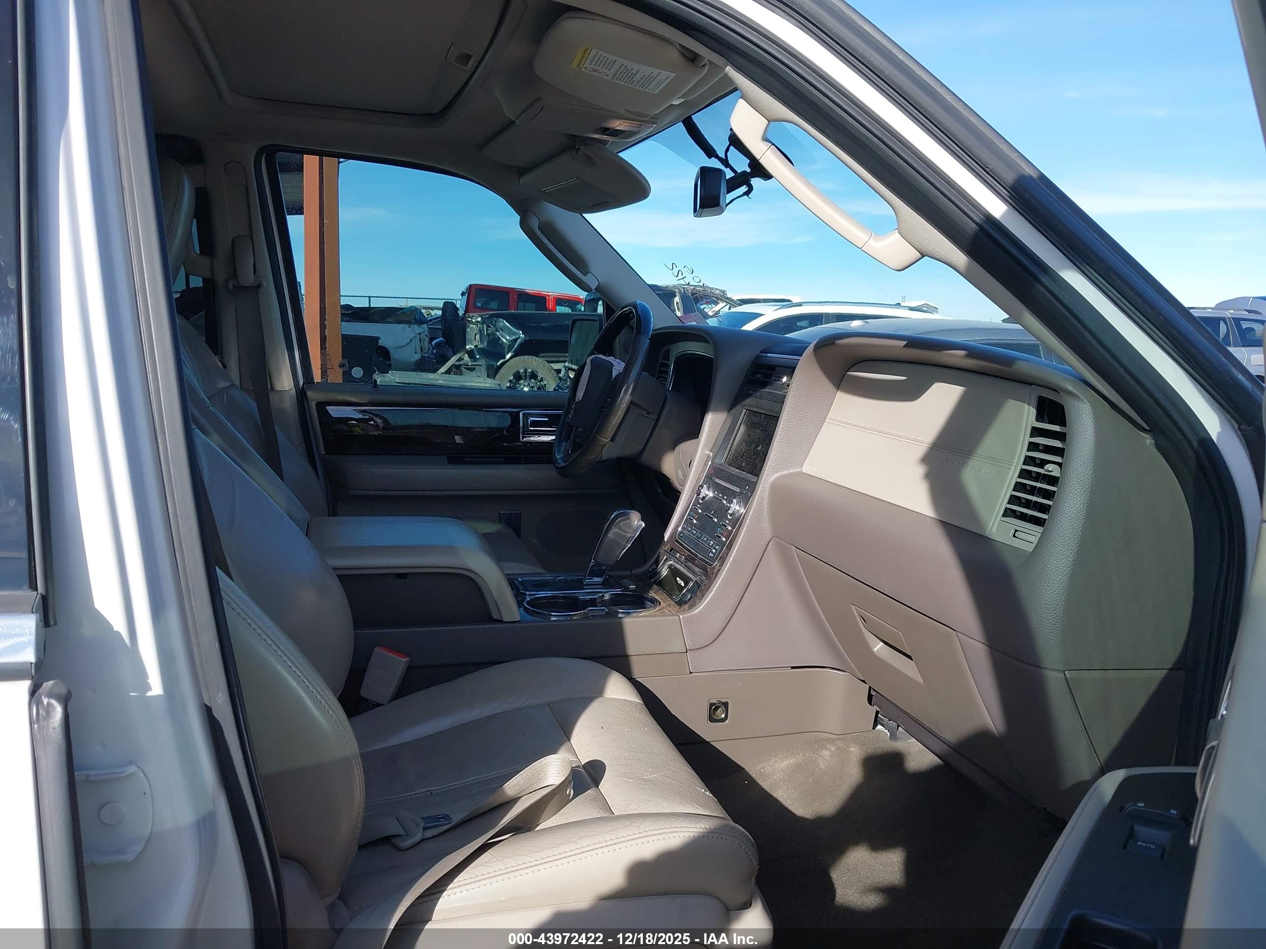 LINCOLN NAVIGATOR image 5