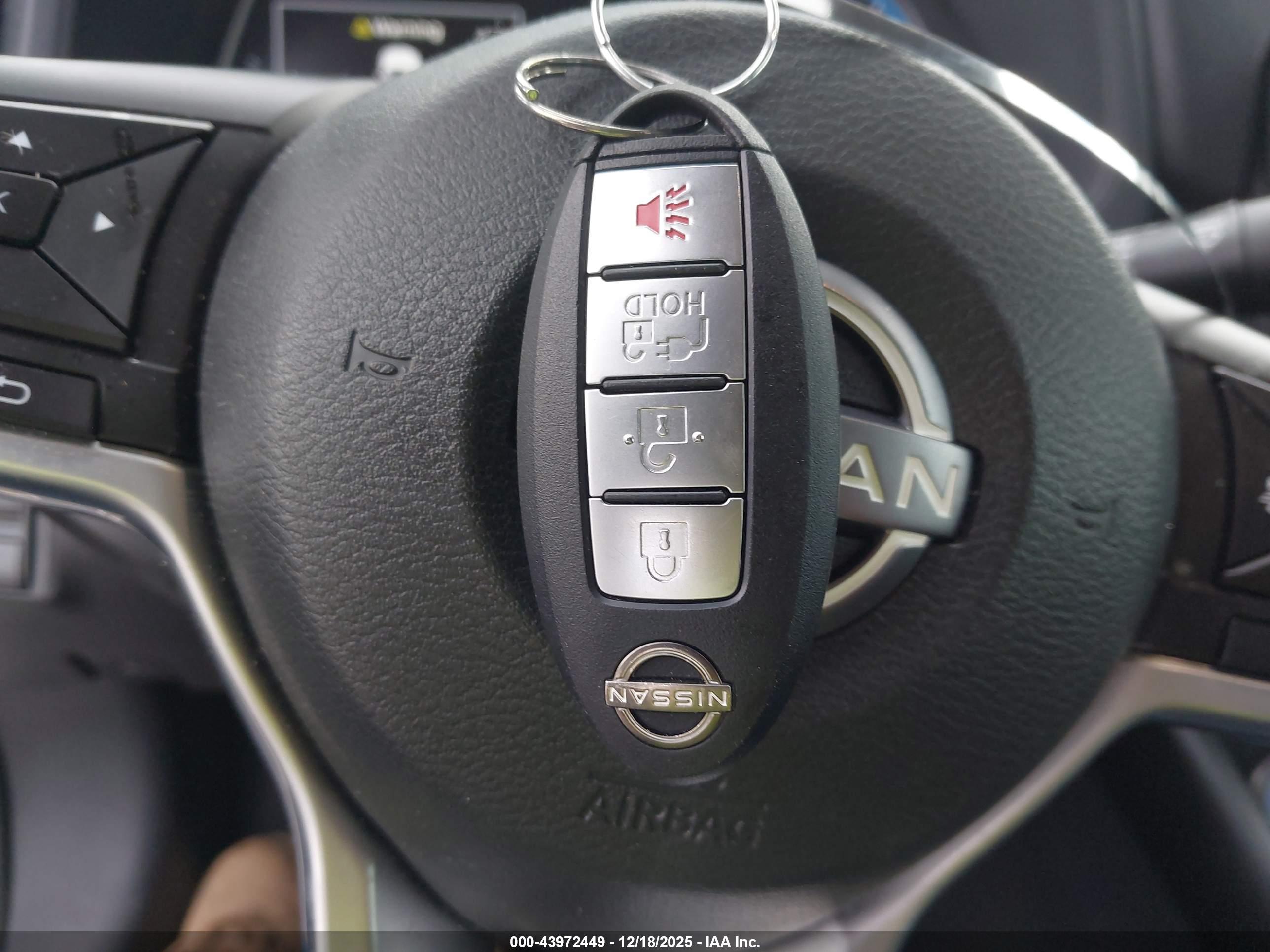 NISSAN LEAF image 11
