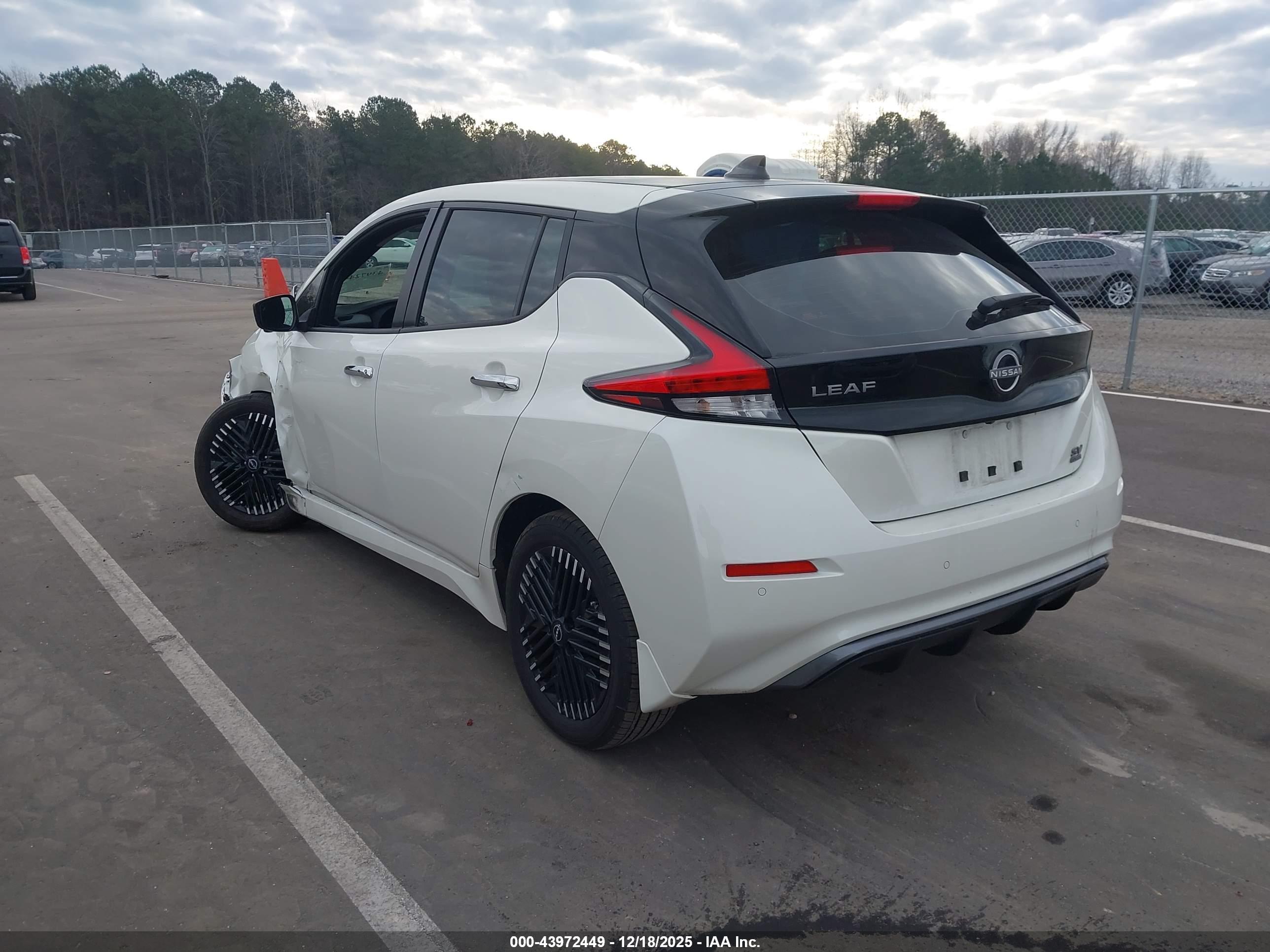 NISSAN LEAF image 3