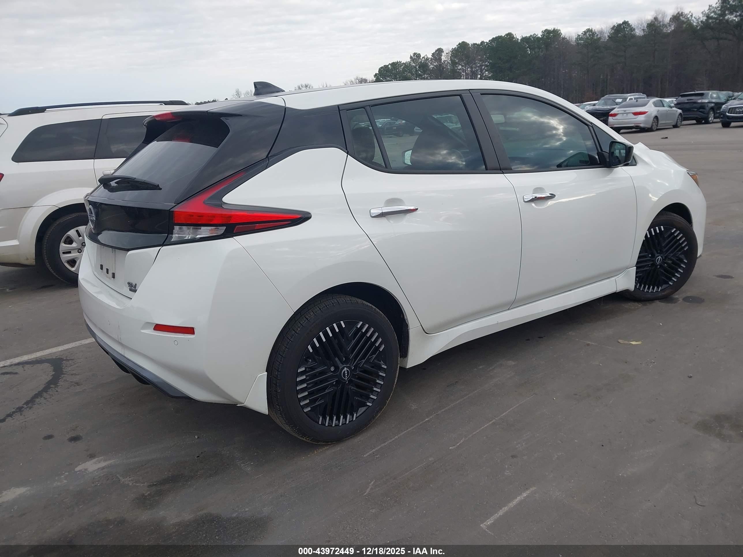 NISSAN LEAF image 4