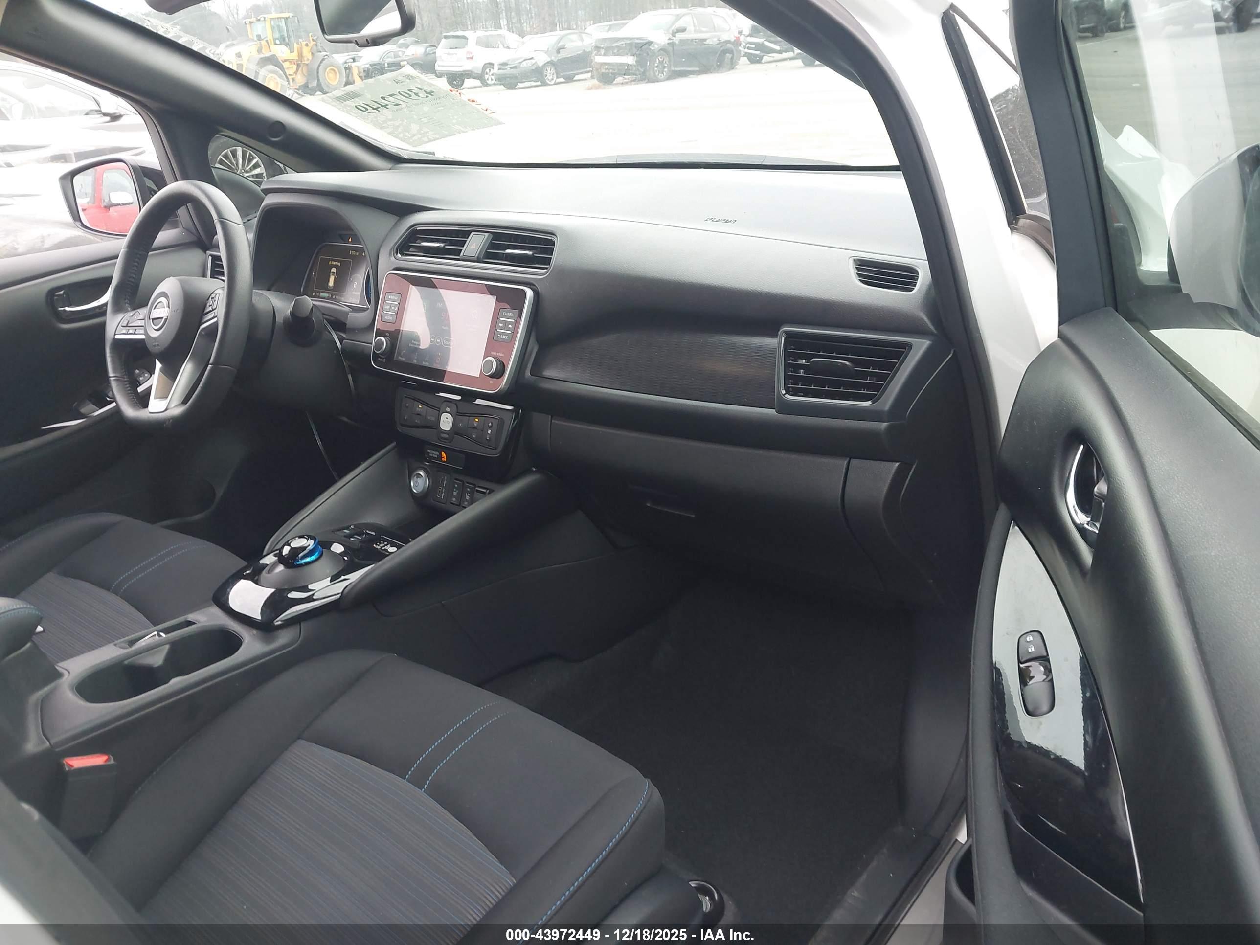 NISSAN LEAF image 5
