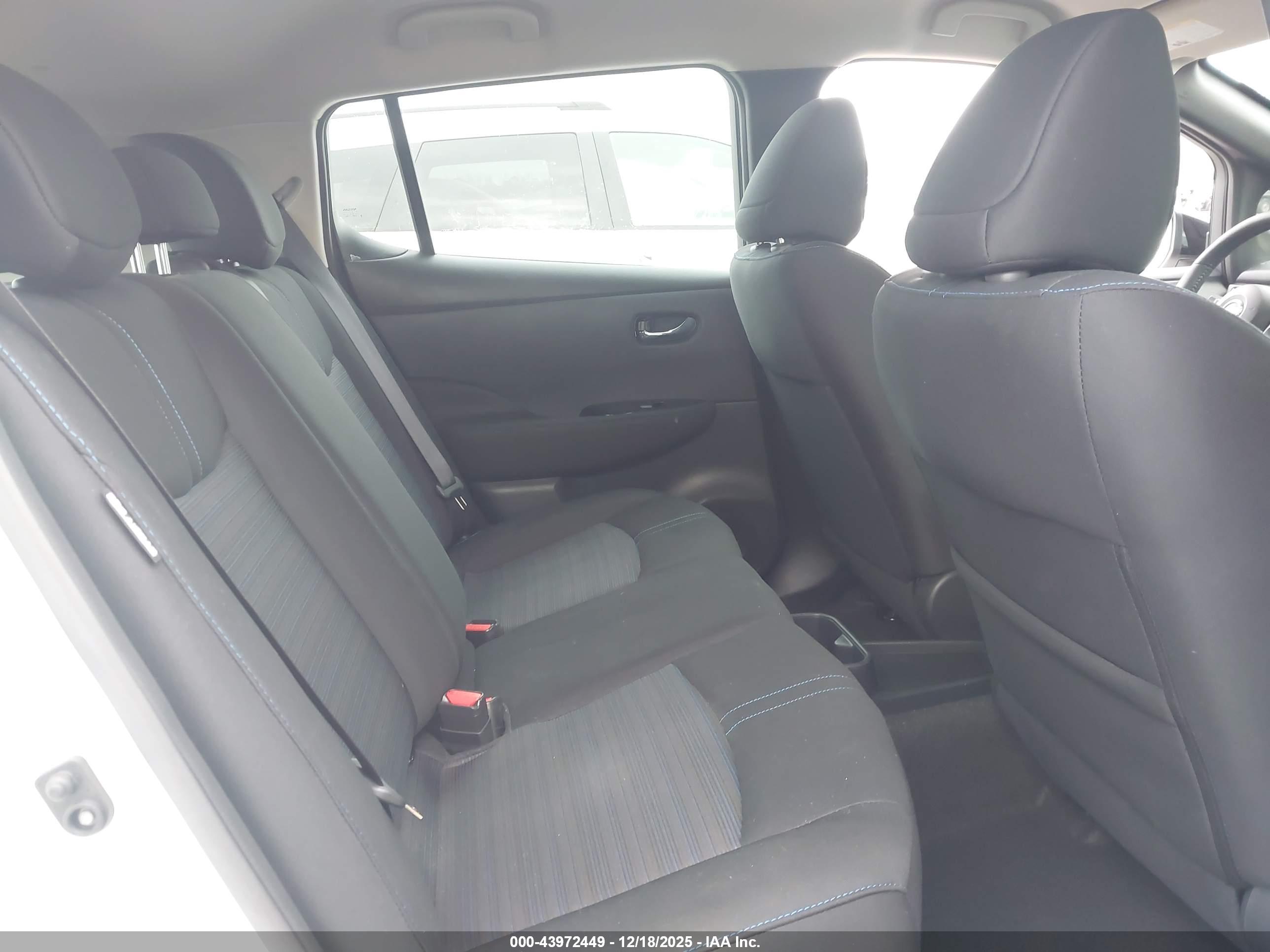 NISSAN LEAF image 8