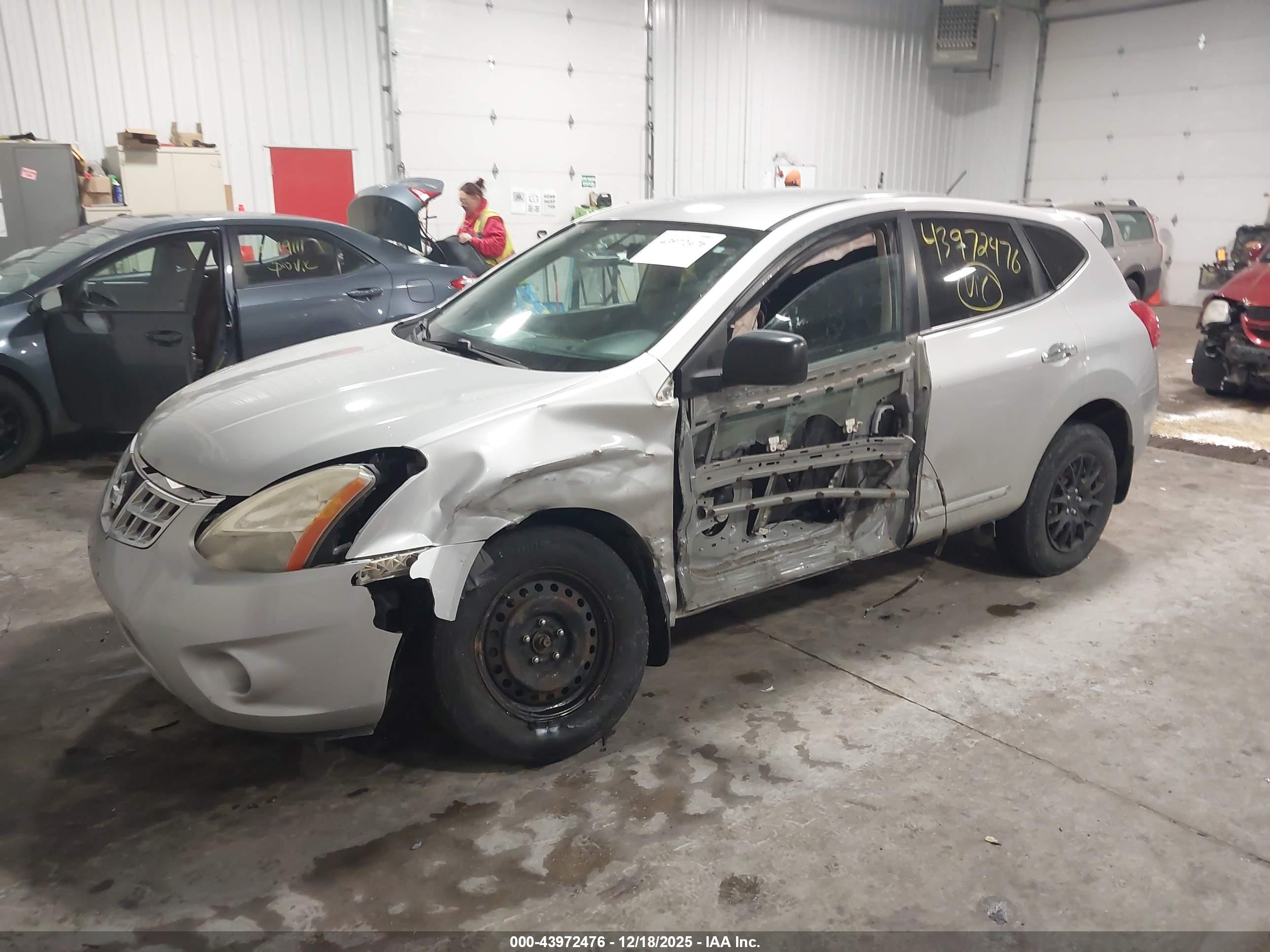 NISSAN ROGUE image 2
