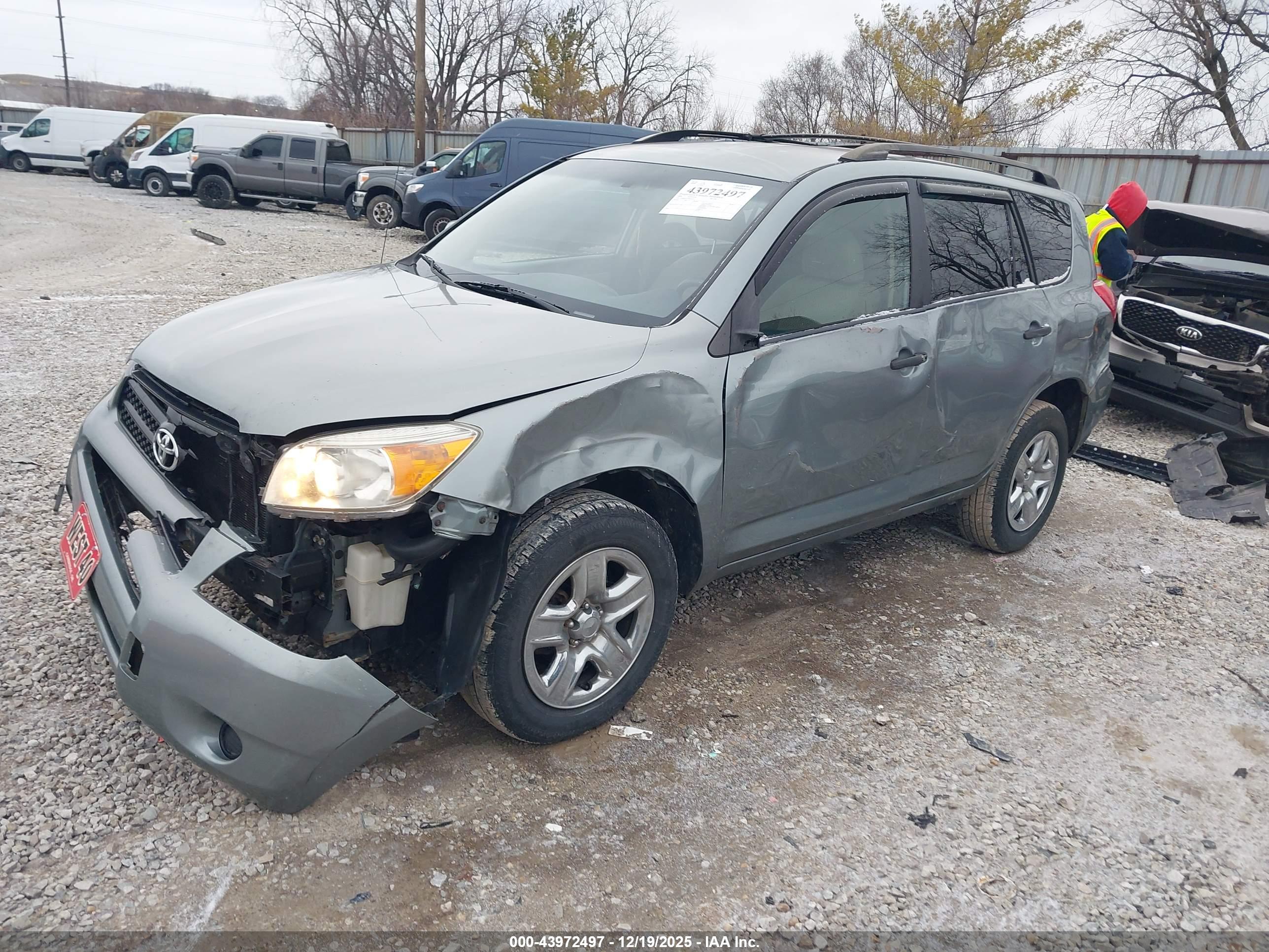 TOYOTA RAV4 image 2