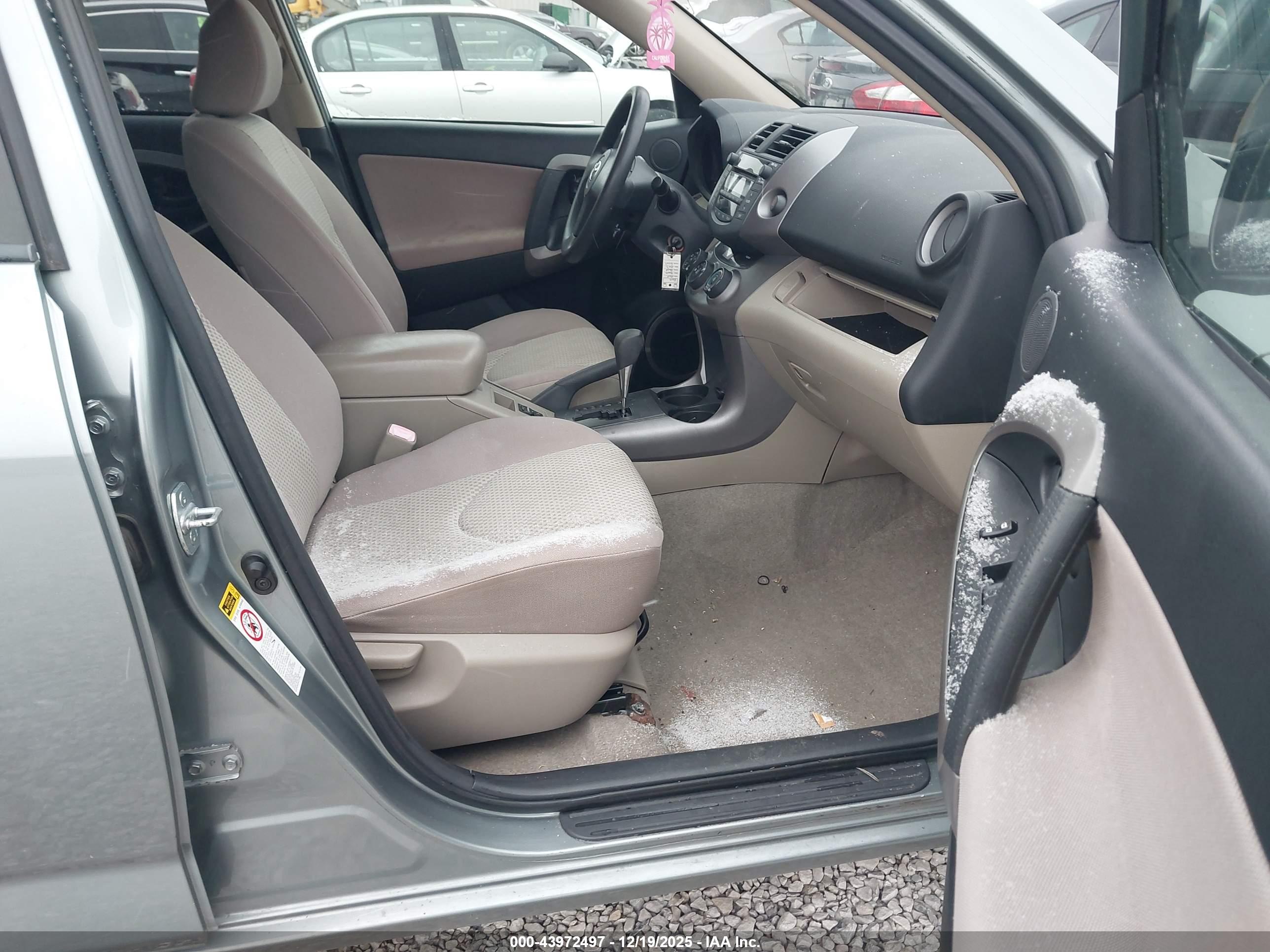 TOYOTA RAV4 image 5