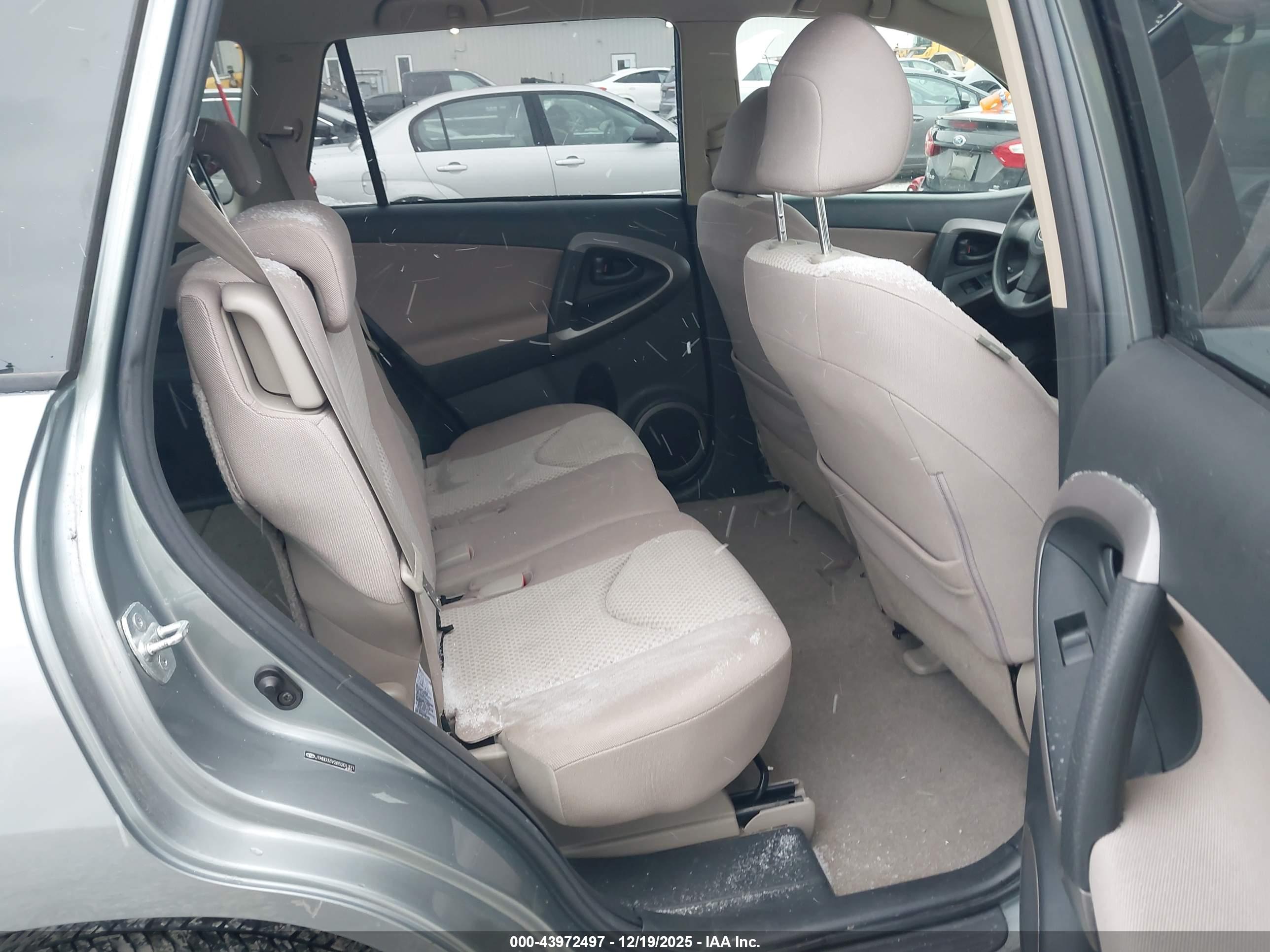 TOYOTA RAV4 image 8