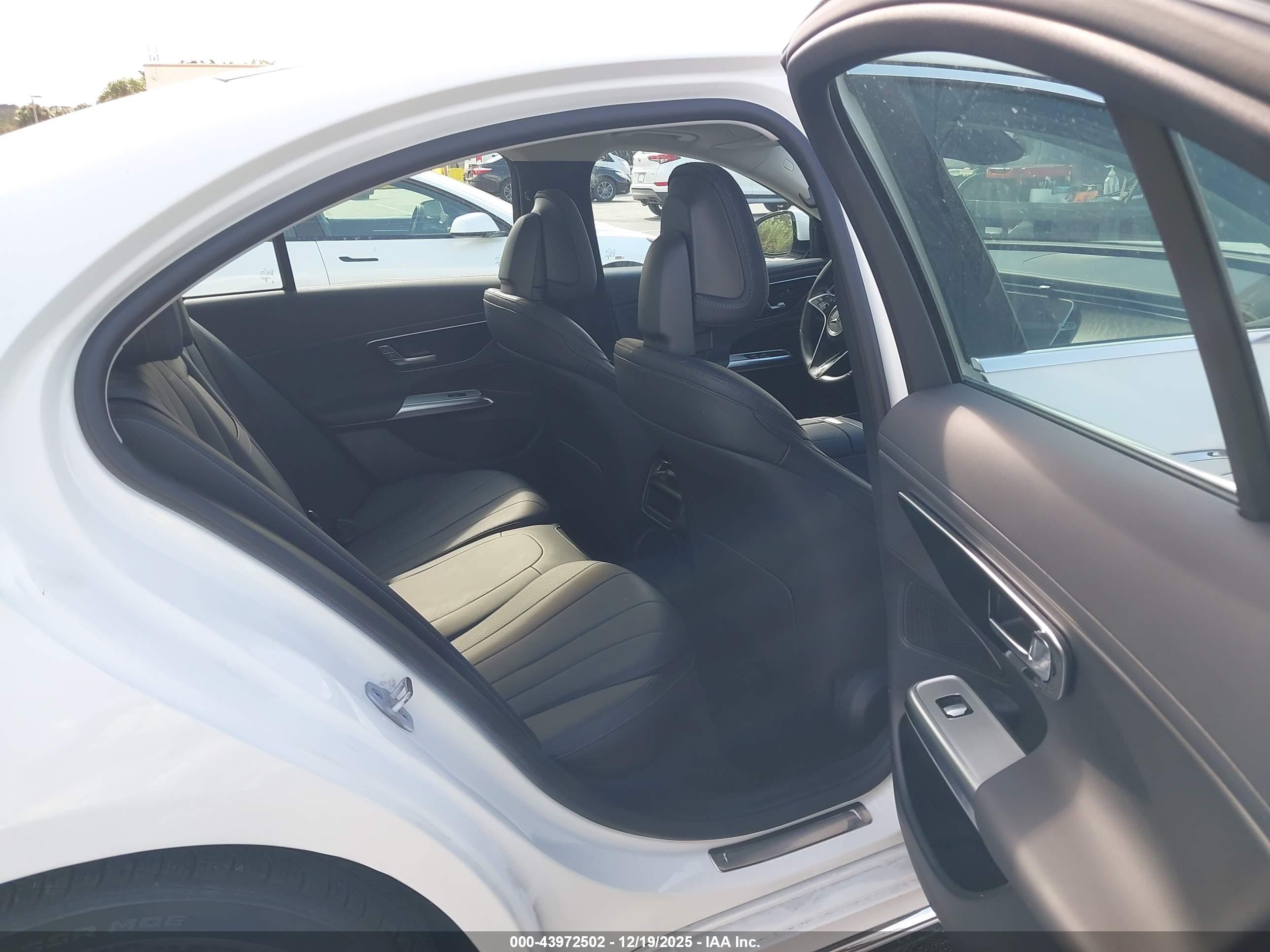 MERCEDES-BENZ E image 8