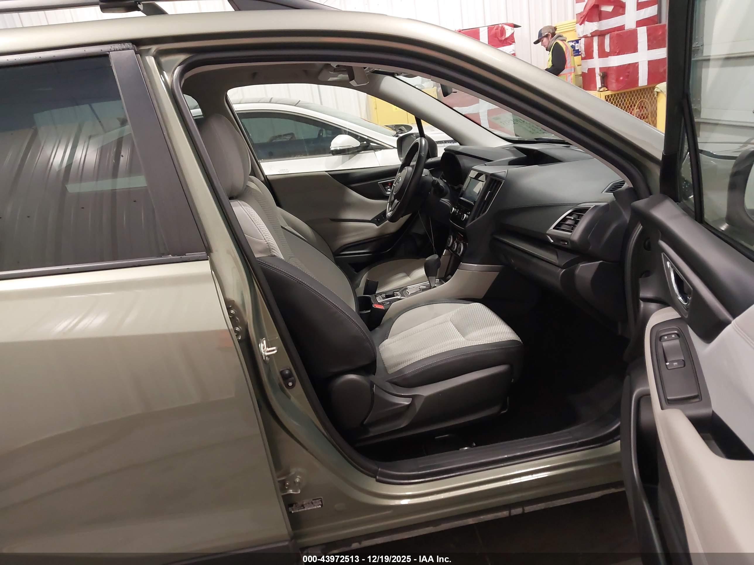 SUBARU FORESTER image 5