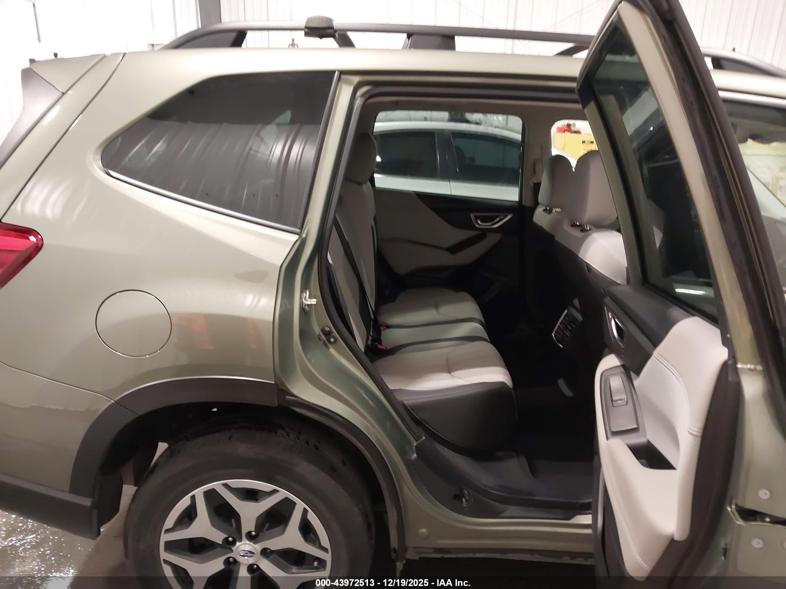 SUBARU FORESTER image 8