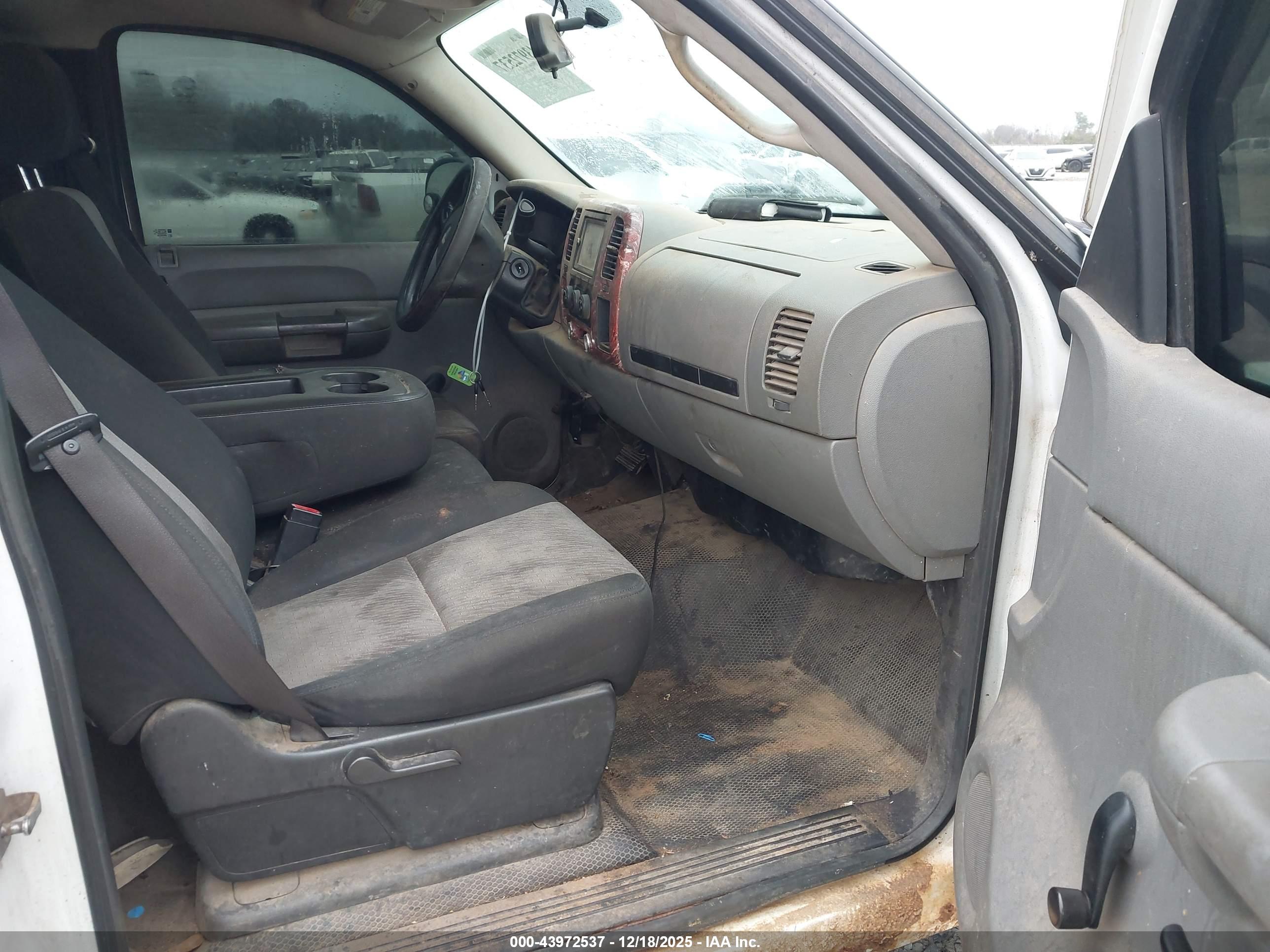 CHEVROLET SILVERADO image 5
