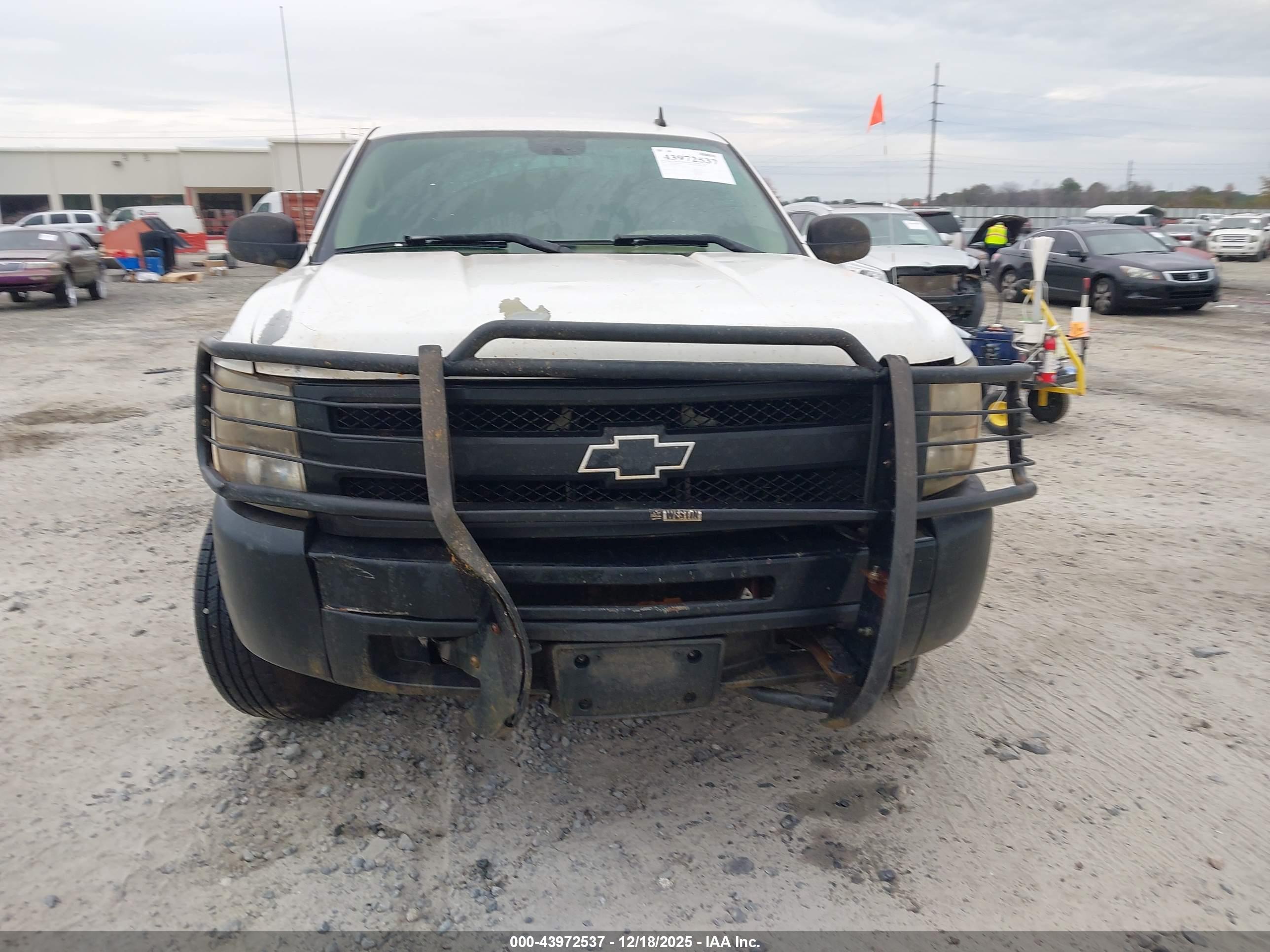 CHEVROLET SILVERADO image 6