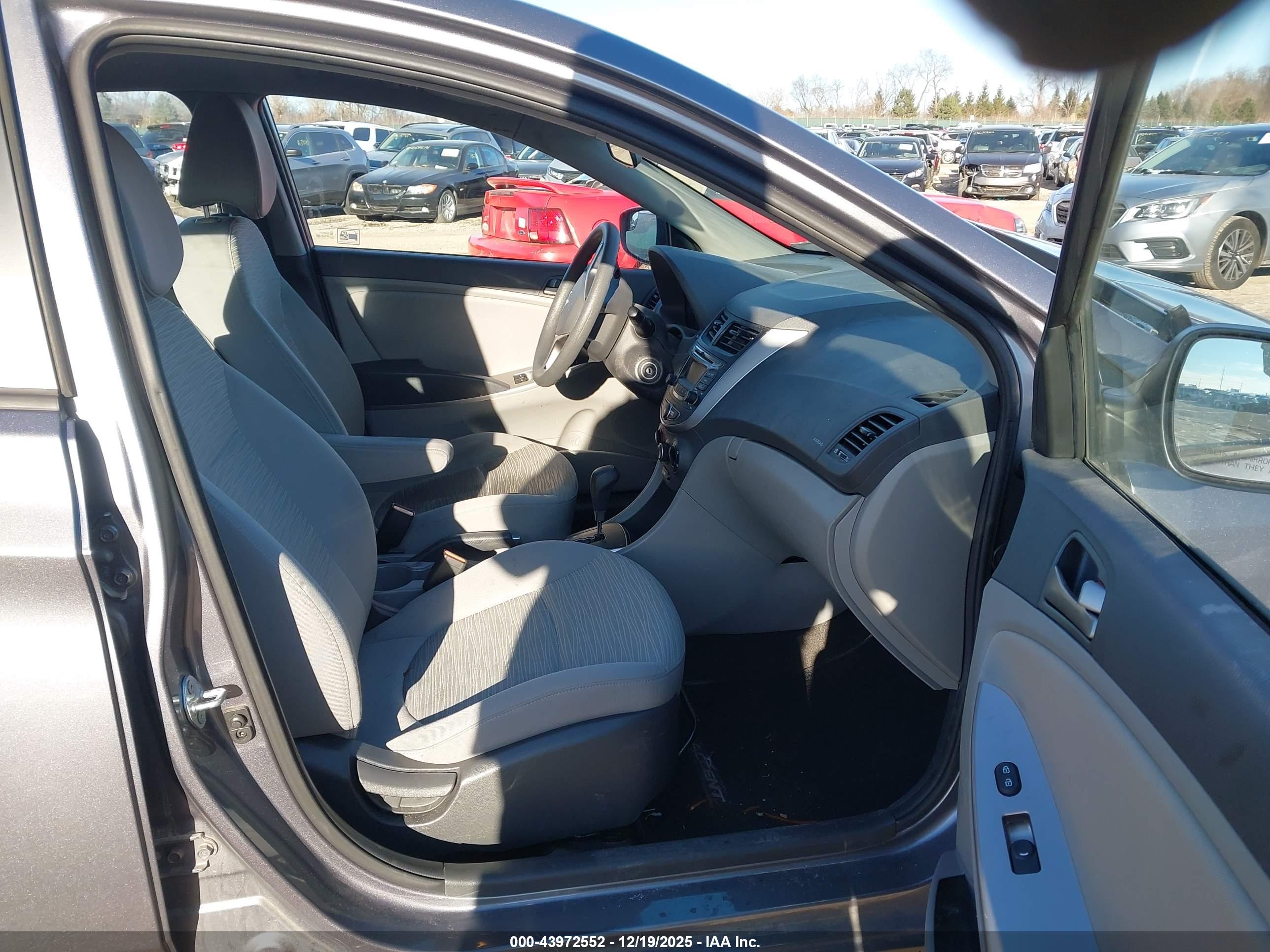 HYUNDAI ACCENT image 5