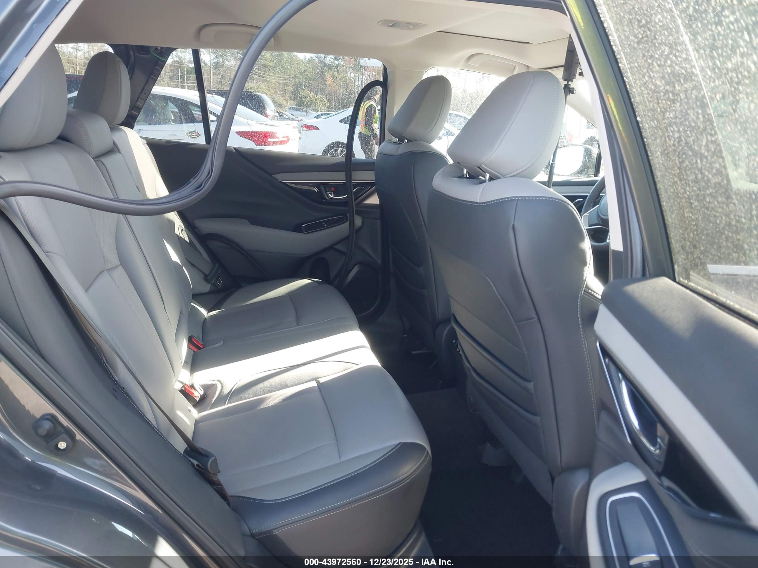 SUBARU OUTBACK image 8