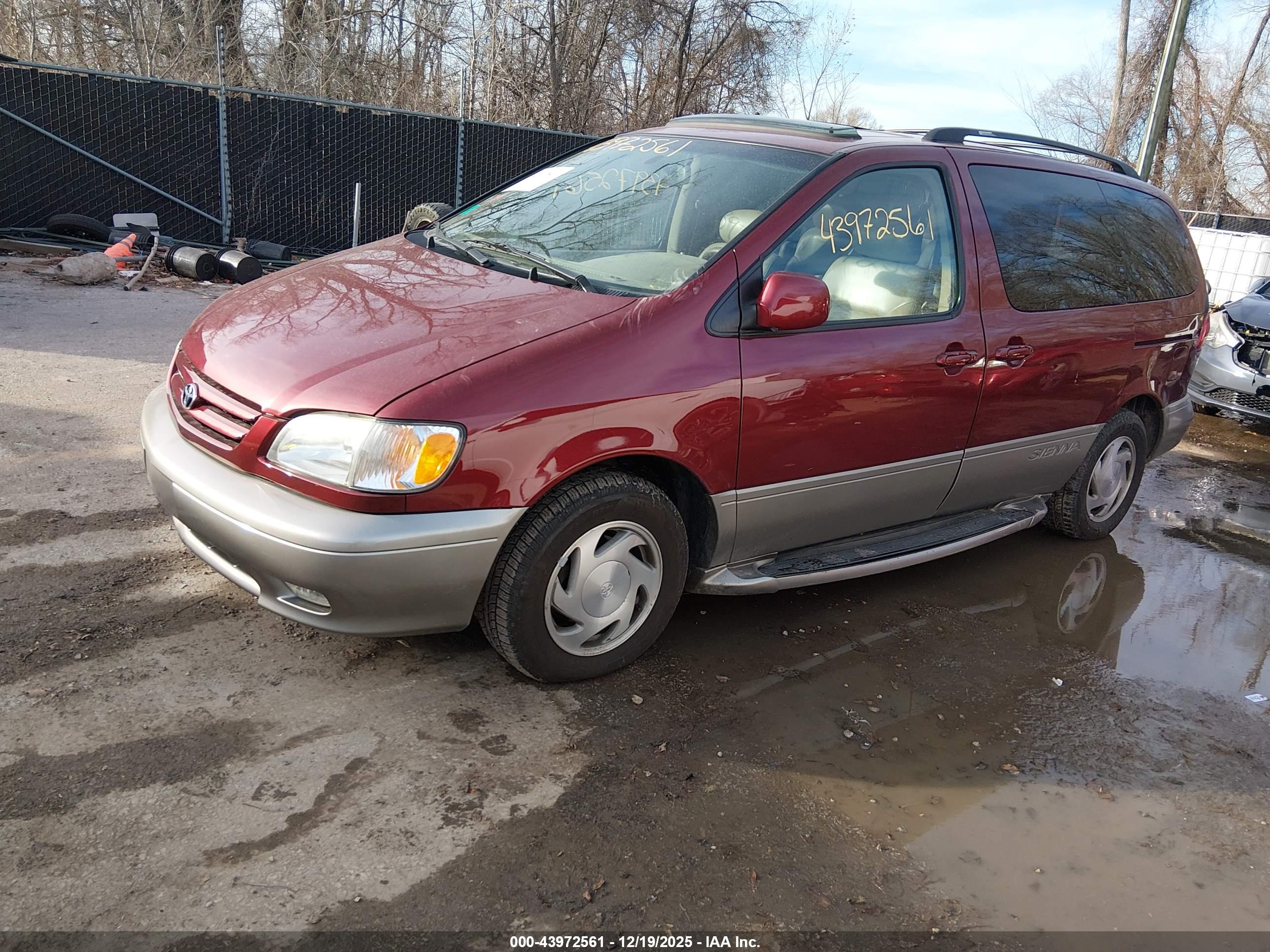 TOYOTA SIENNA image 2