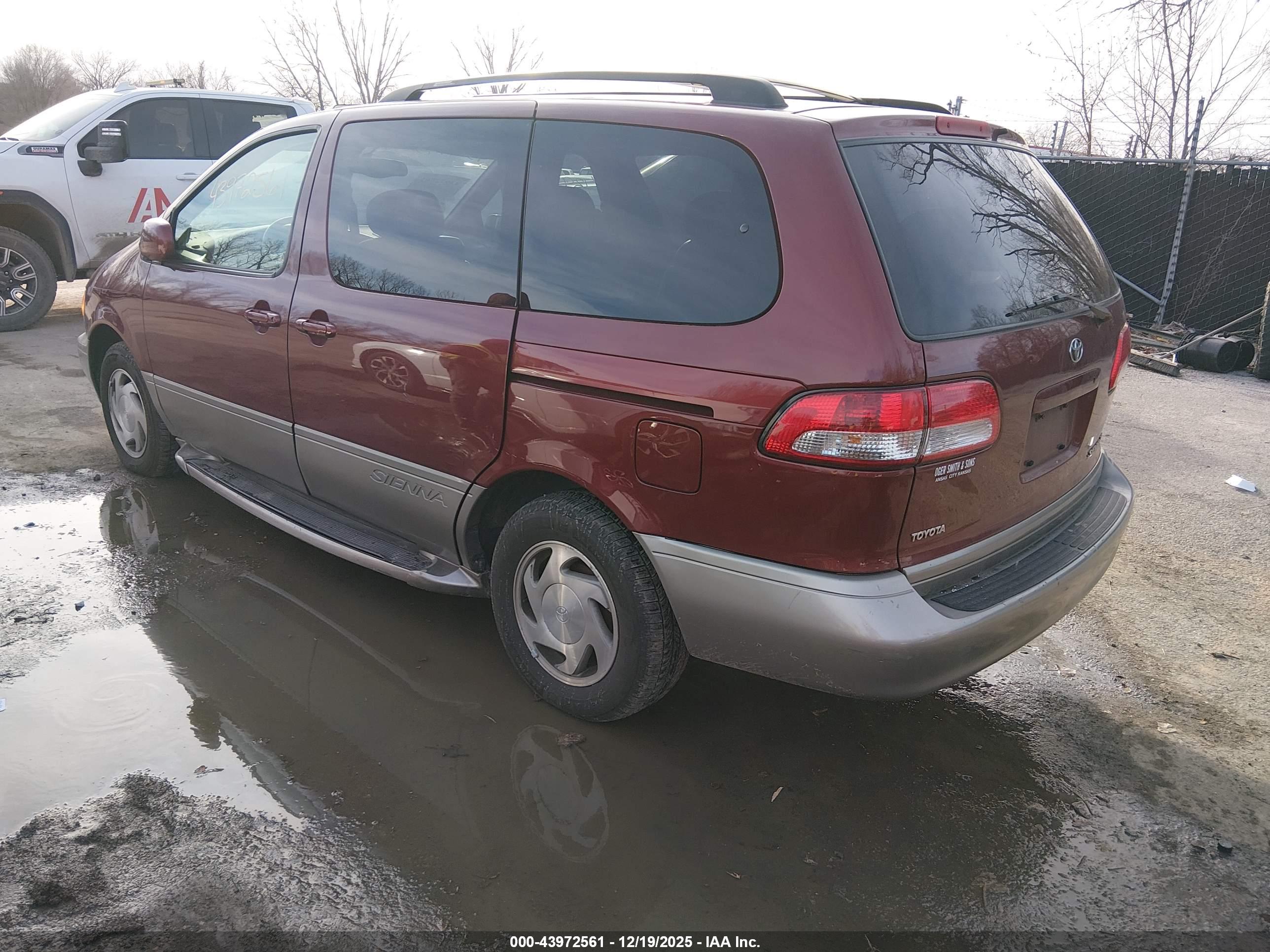 TOYOTA SIENNA image 3