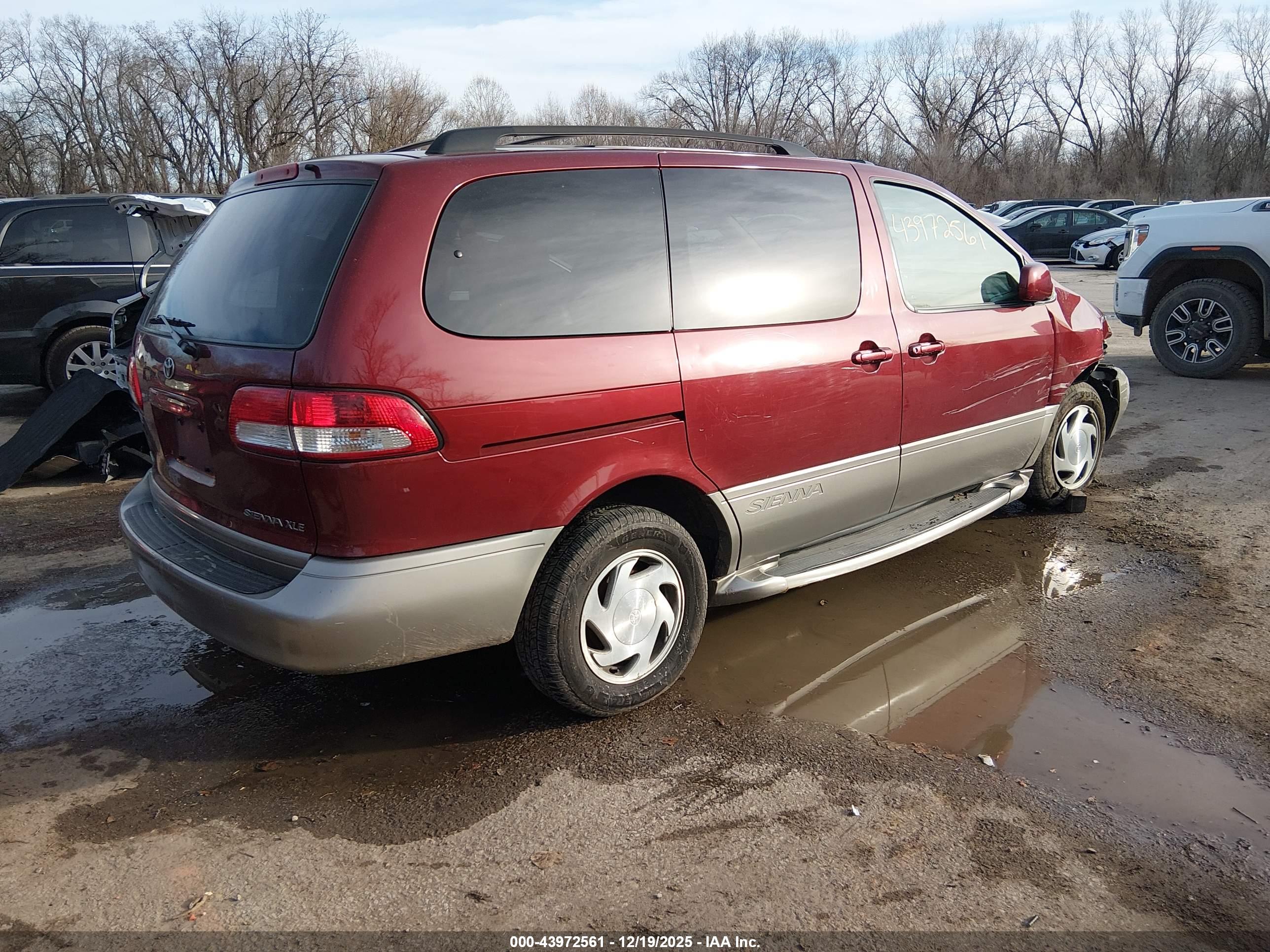 TOYOTA SIENNA image 4