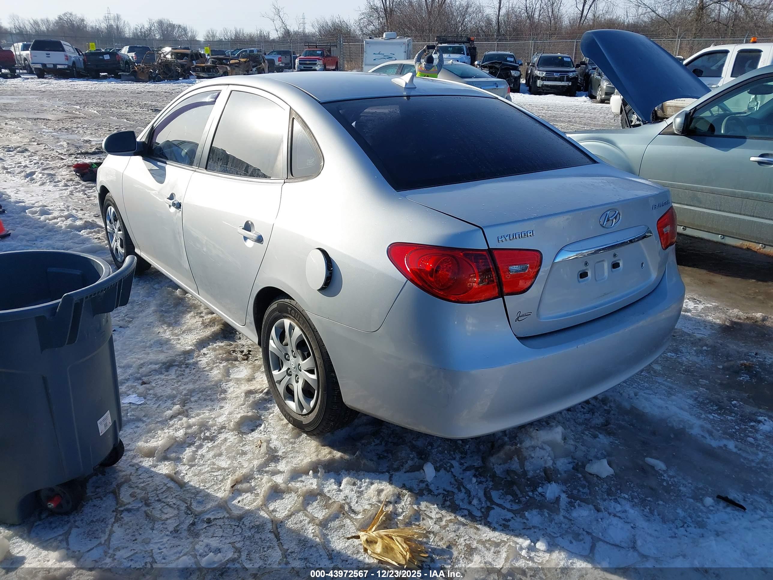 HYUNDAI ELANTRA image 3