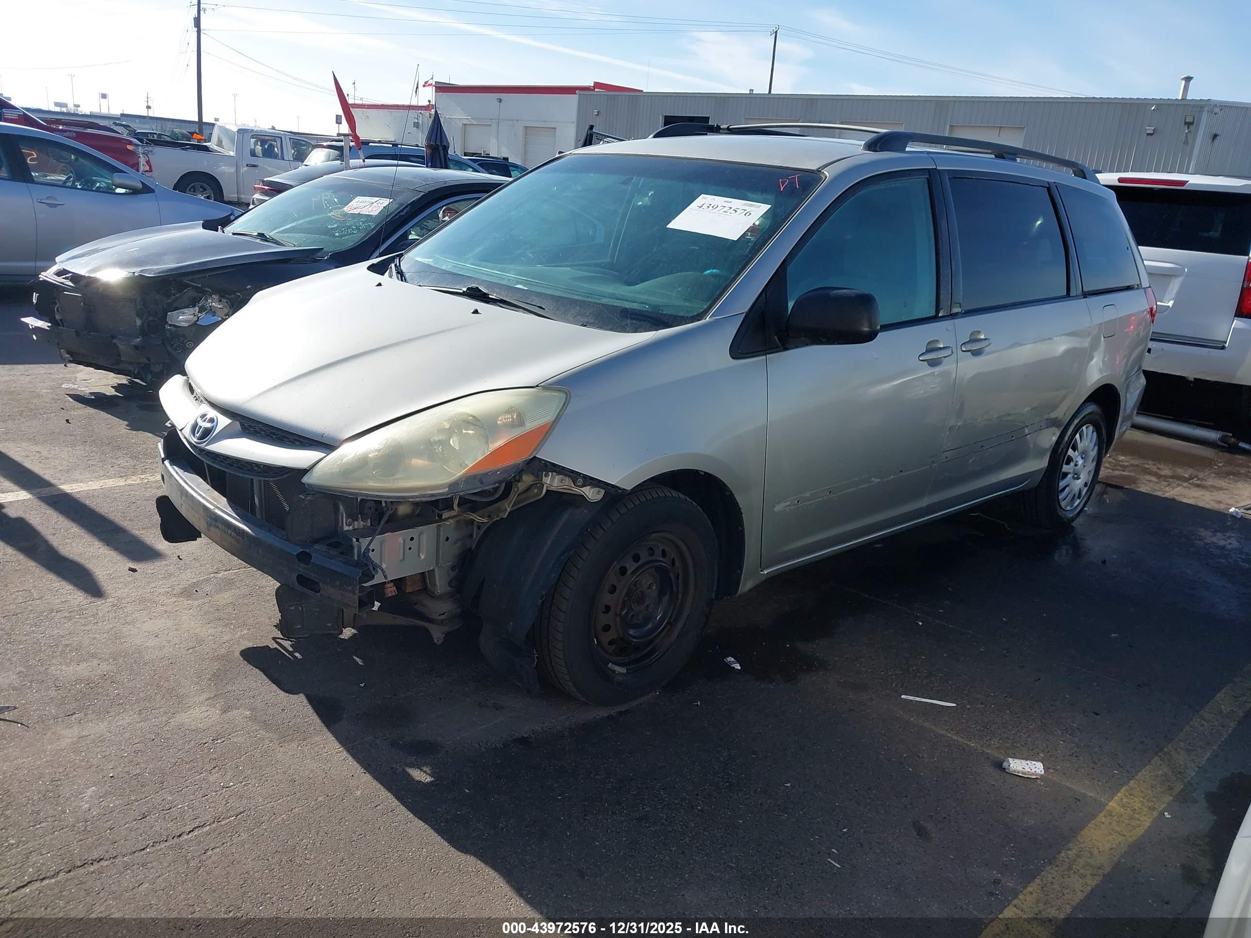 TOYOTA SIENNA image 2