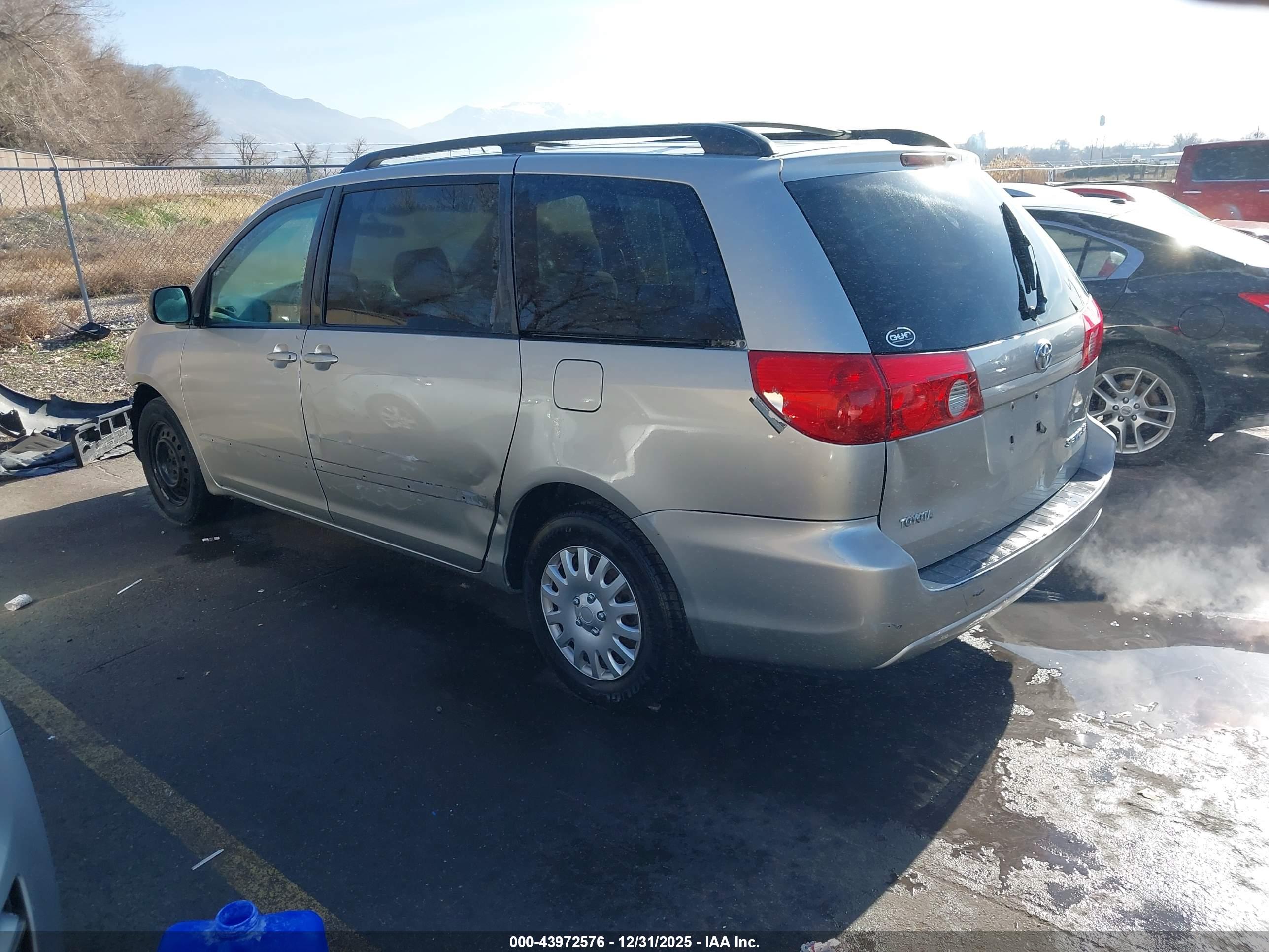 TOYOTA SIENNA image 3