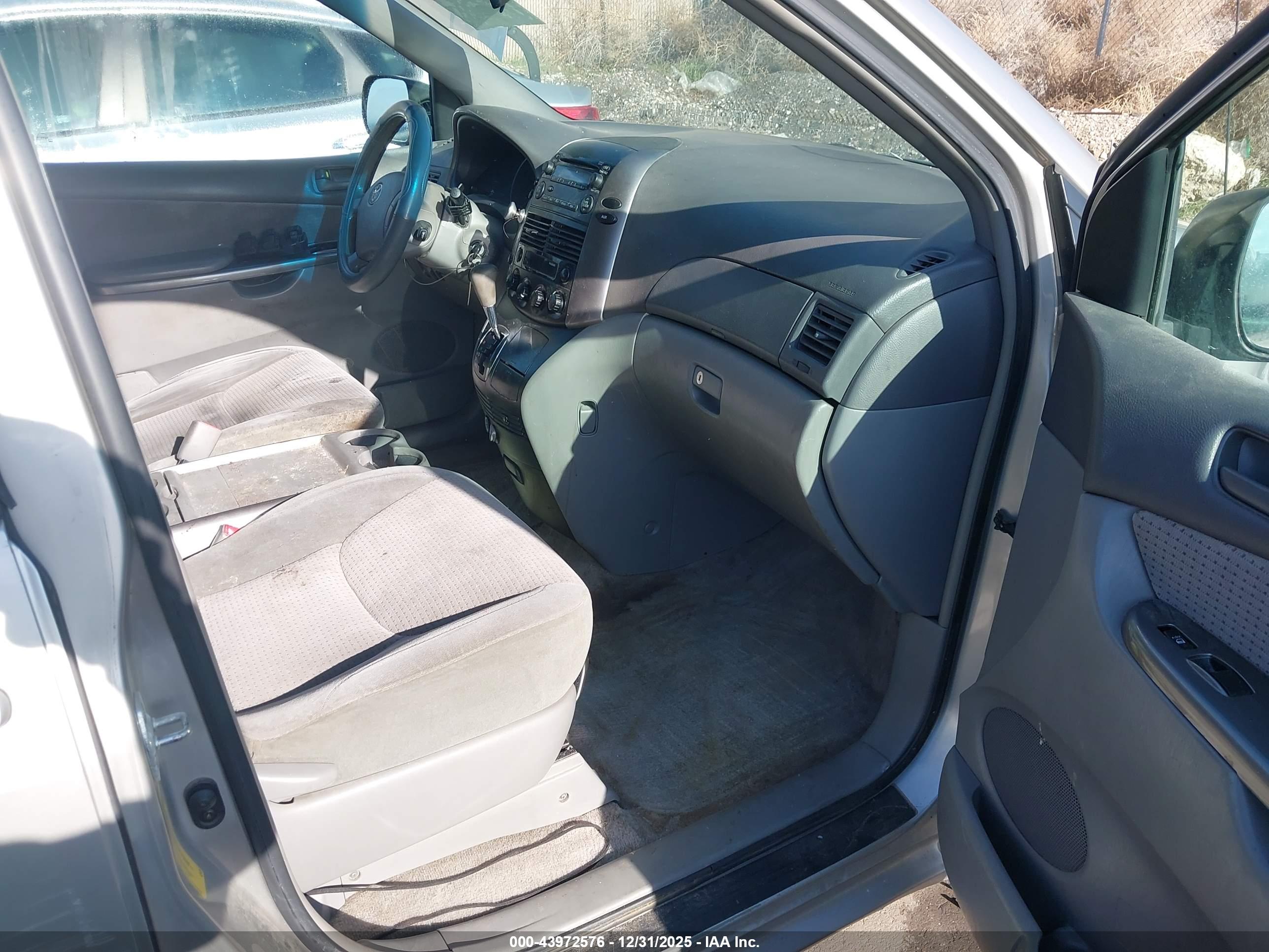 TOYOTA SIENNA image 5
