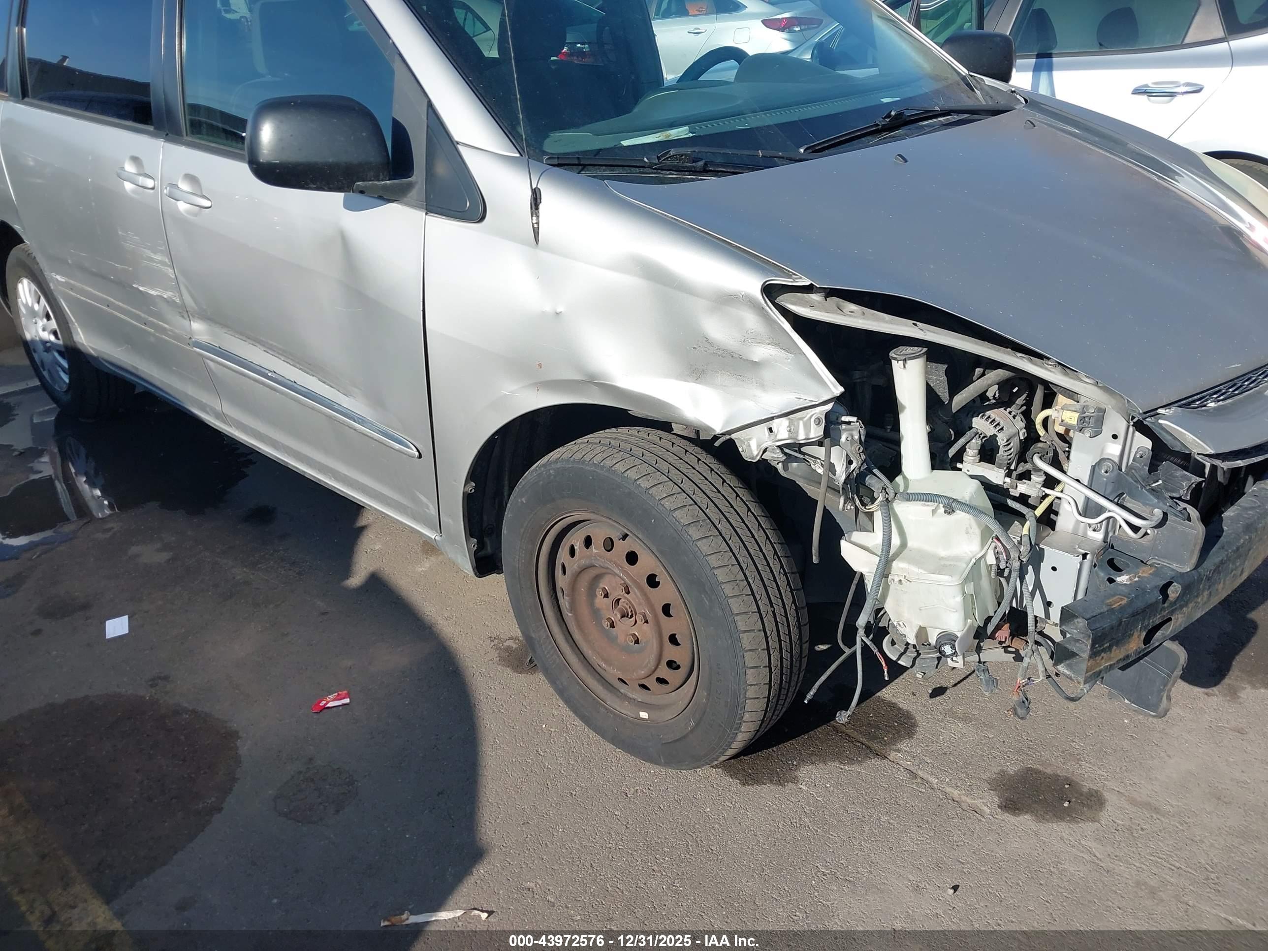 TOYOTA SIENNA image 6